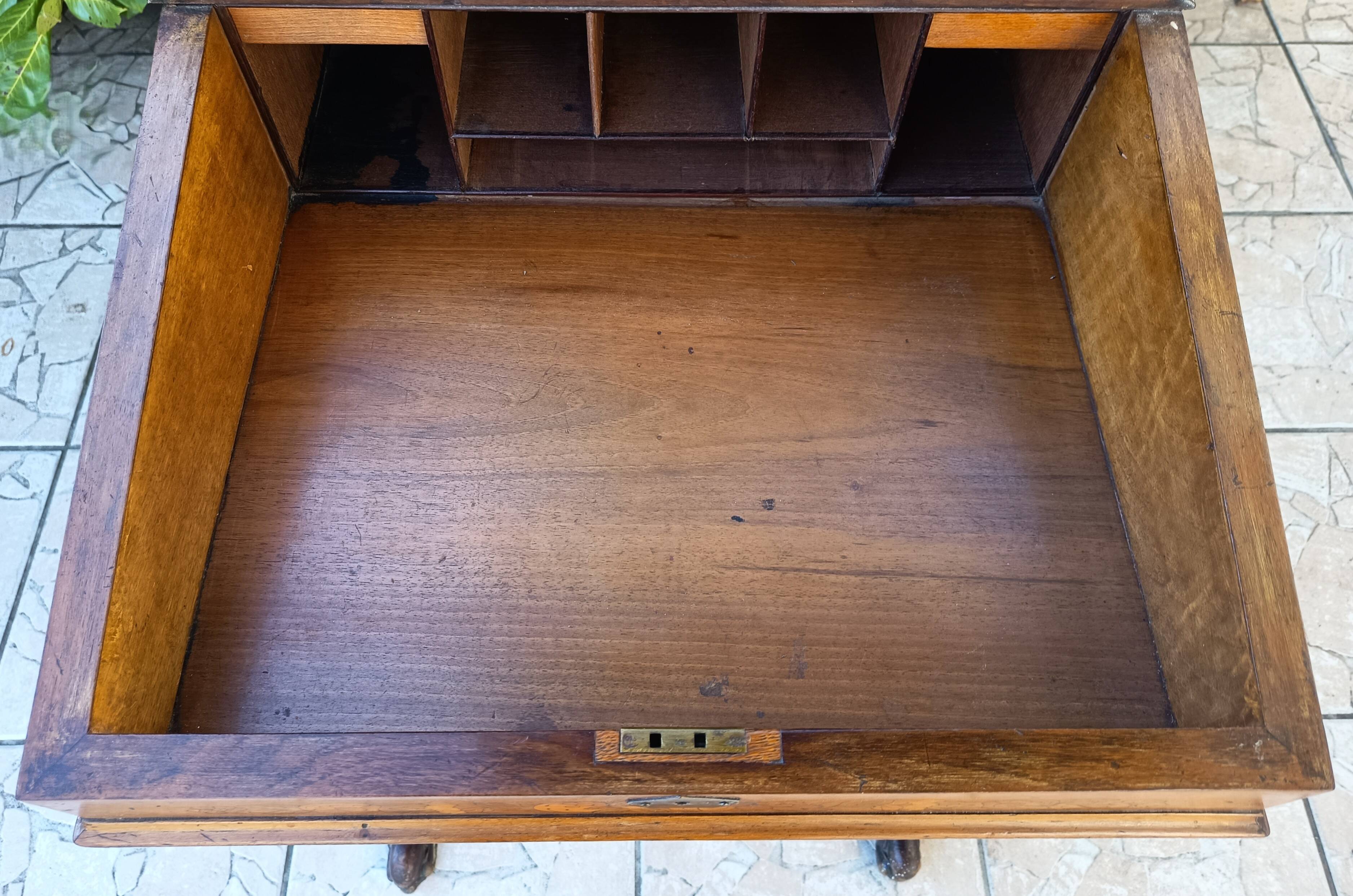 Davenport desk in marquetry walnut, Victorian period.