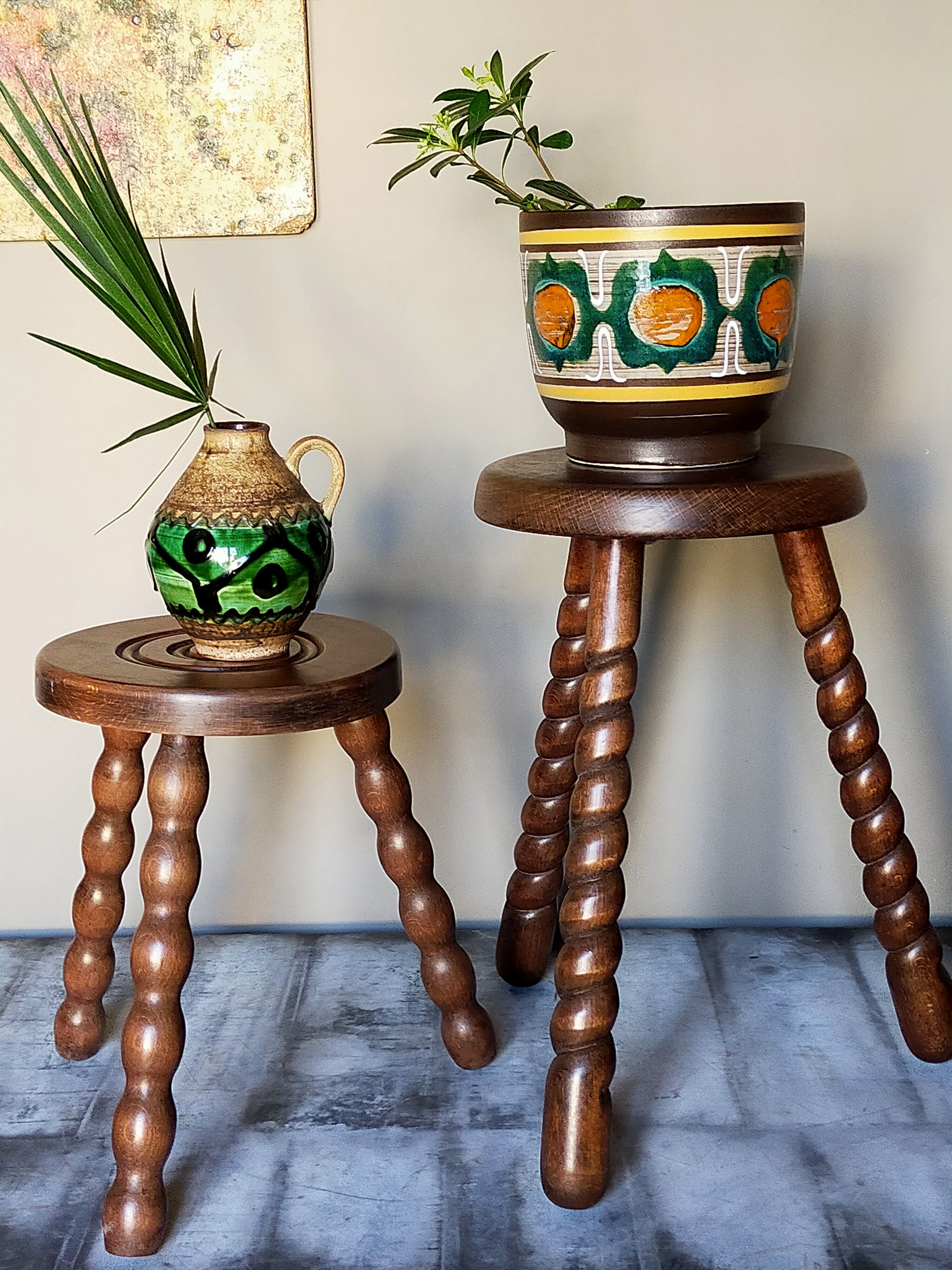 Vintage tripod stool in solid wooden twisted feet