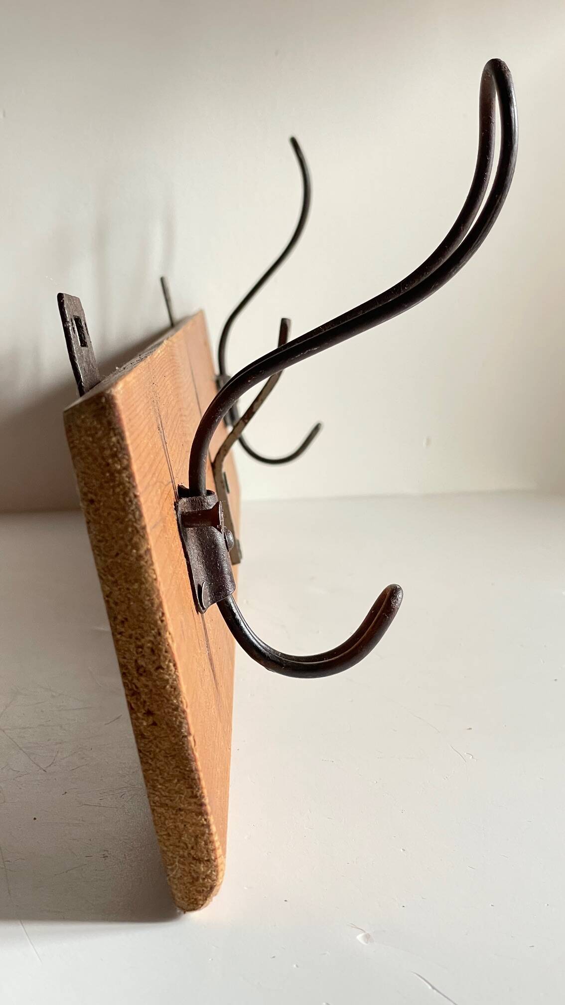 Portemanteau ecole en bois et acier vintage