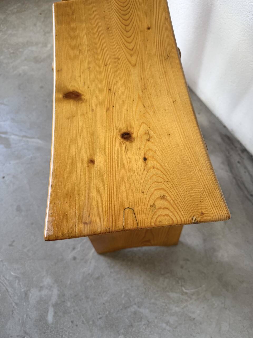 Scandinavian pine stools with Japanese inspiration.