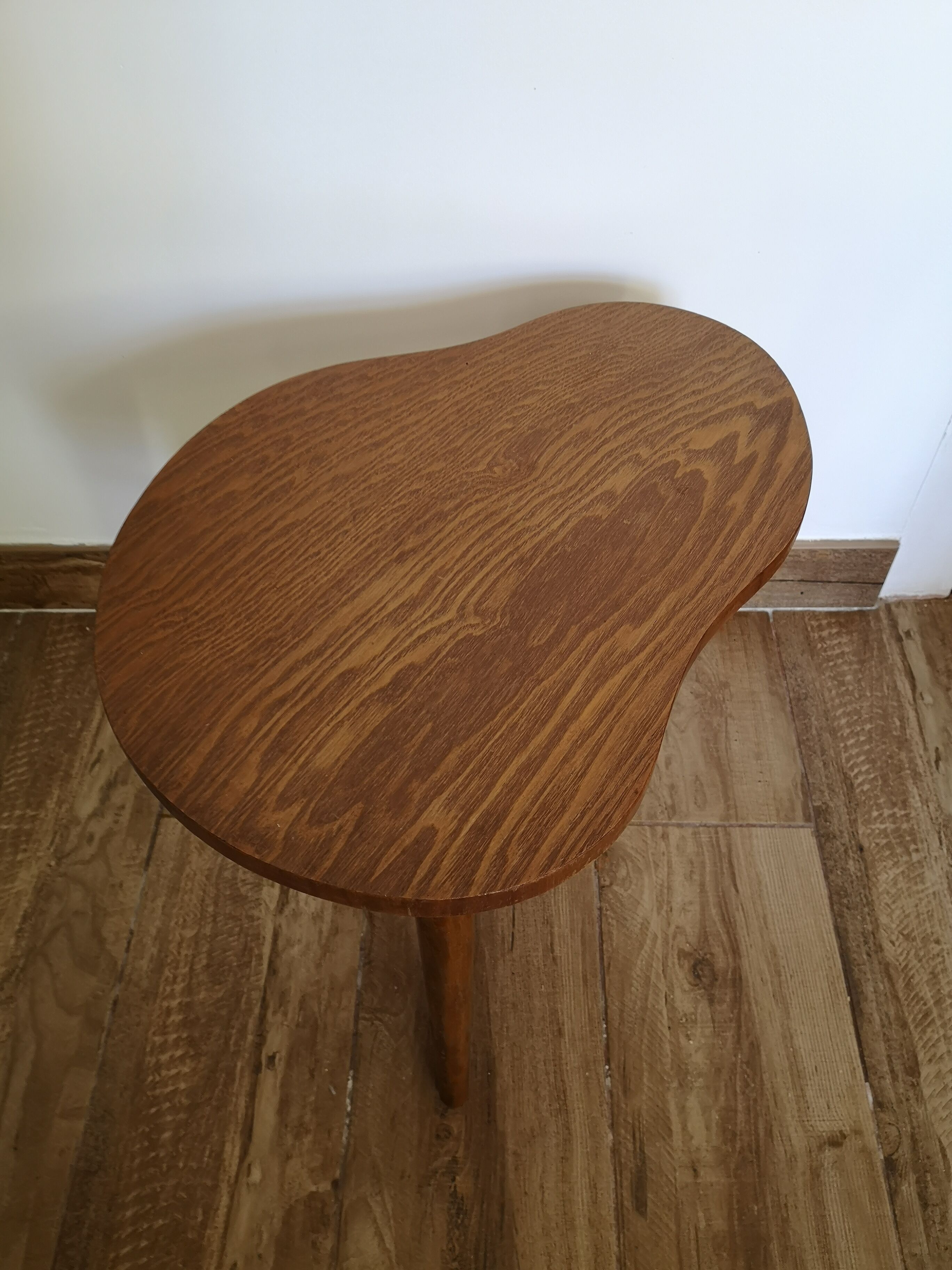 Tripod table