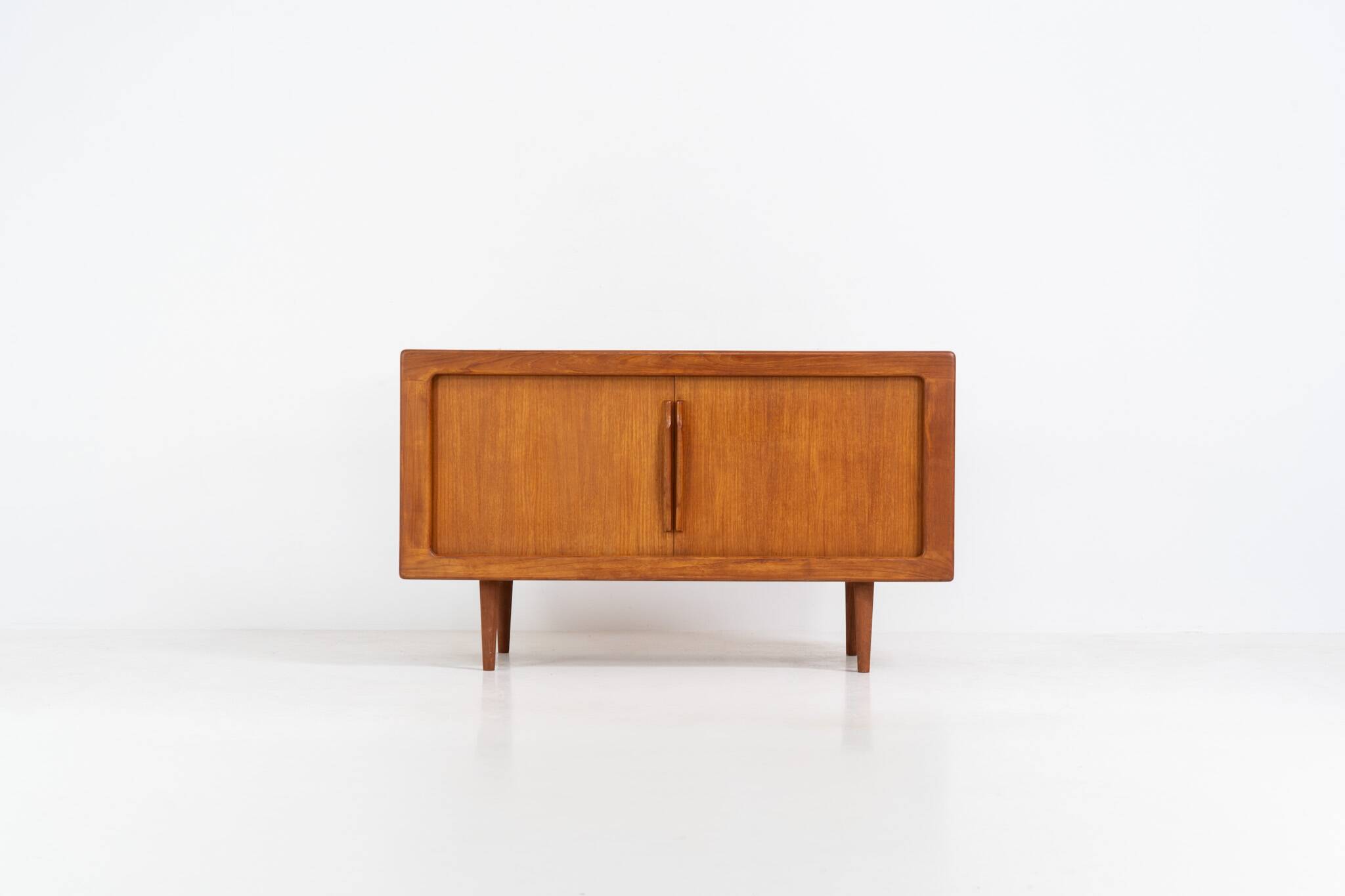 Buffet en teck Svend Dyrlund avec portes tambour