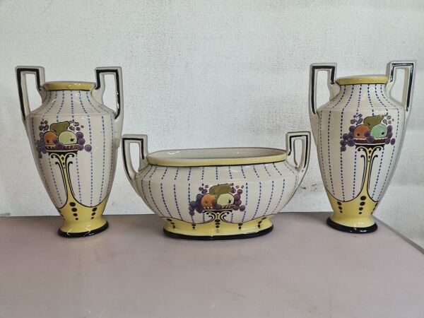 Jardinière avec 2 vases en barbotine style art déco