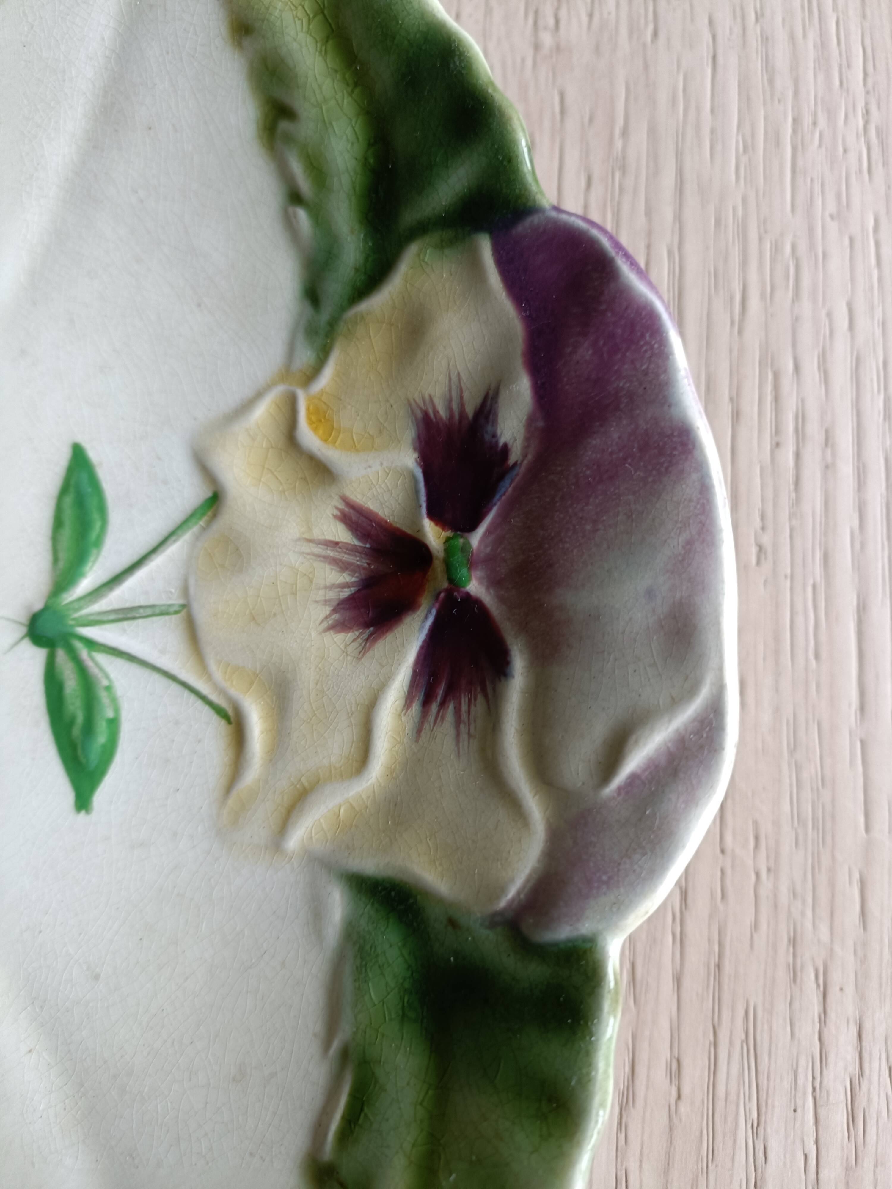 Assiette en barbotine, décor pensées, Choisy le roi