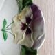 Assiette en barbotine, décor pensées, Choisy le roi