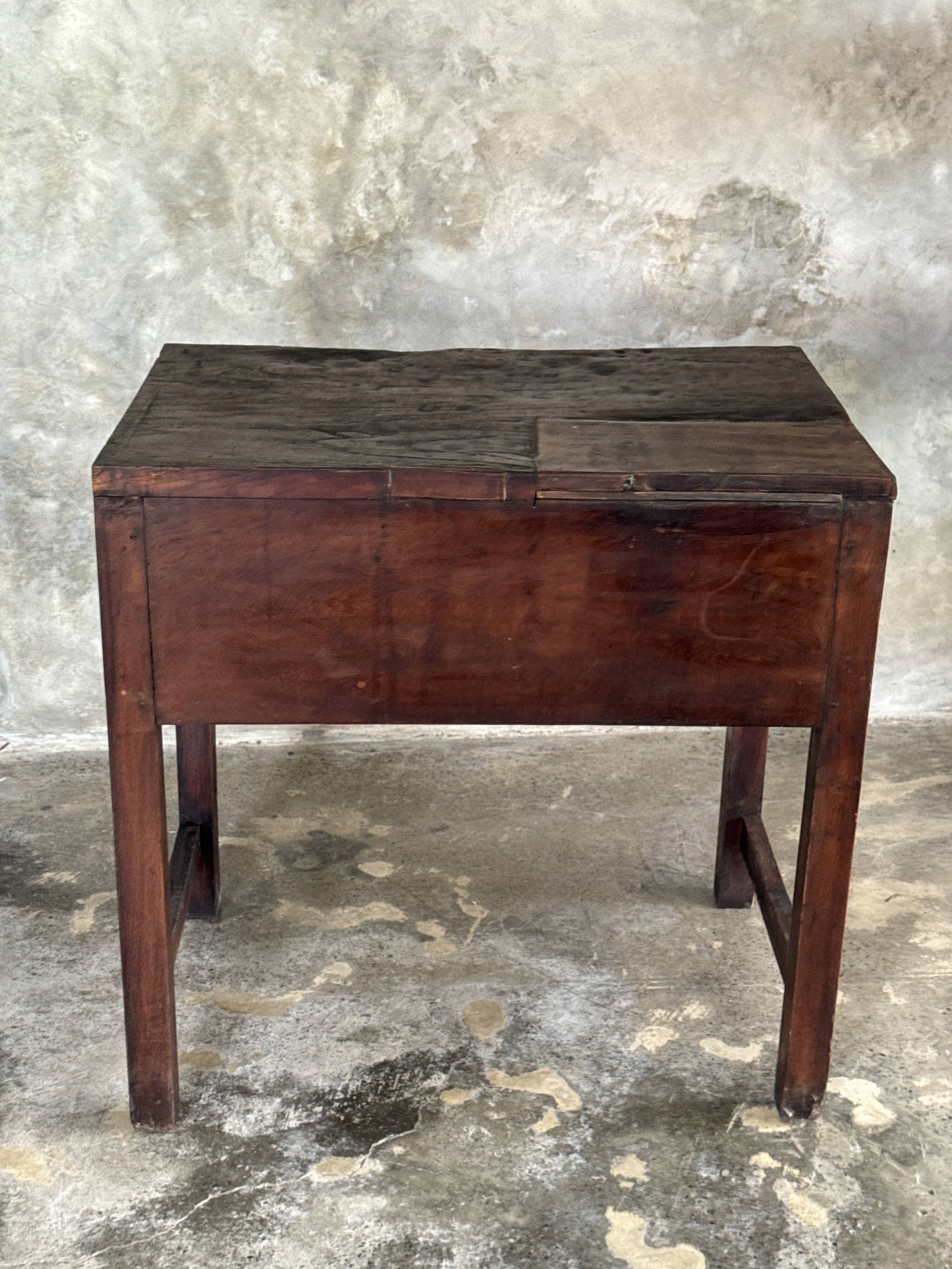 Meuble de métier ancien indonésien en teck à deux tiroirs H80,5 L79,5x51