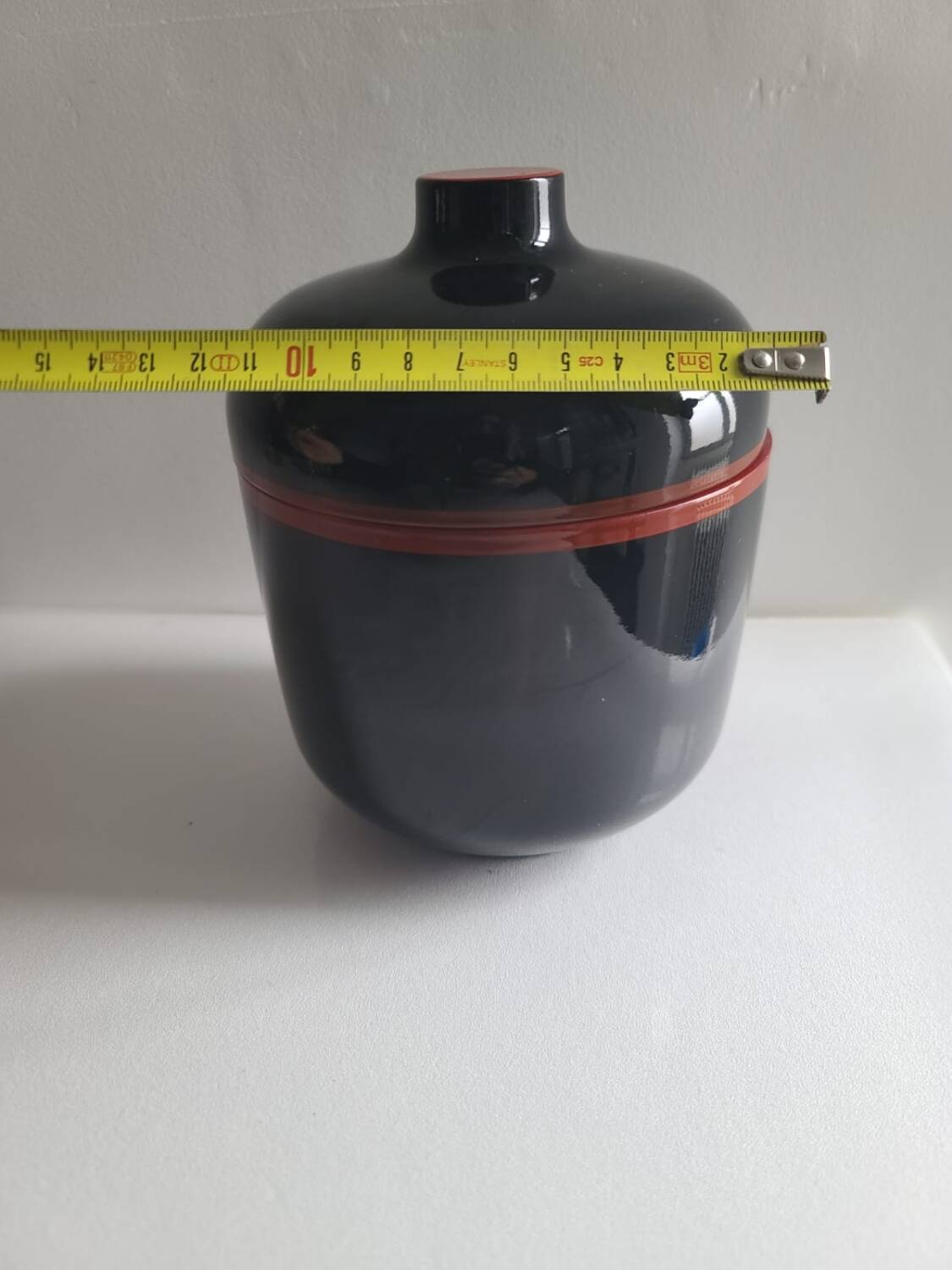 Black and red lacquered ice cube tray in a slightly tipsy Japanese style #POMR