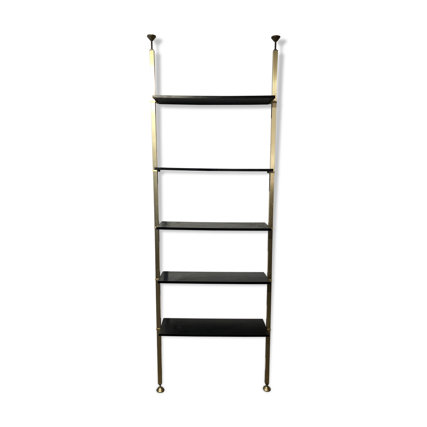 Floor-to-ceiling shelf