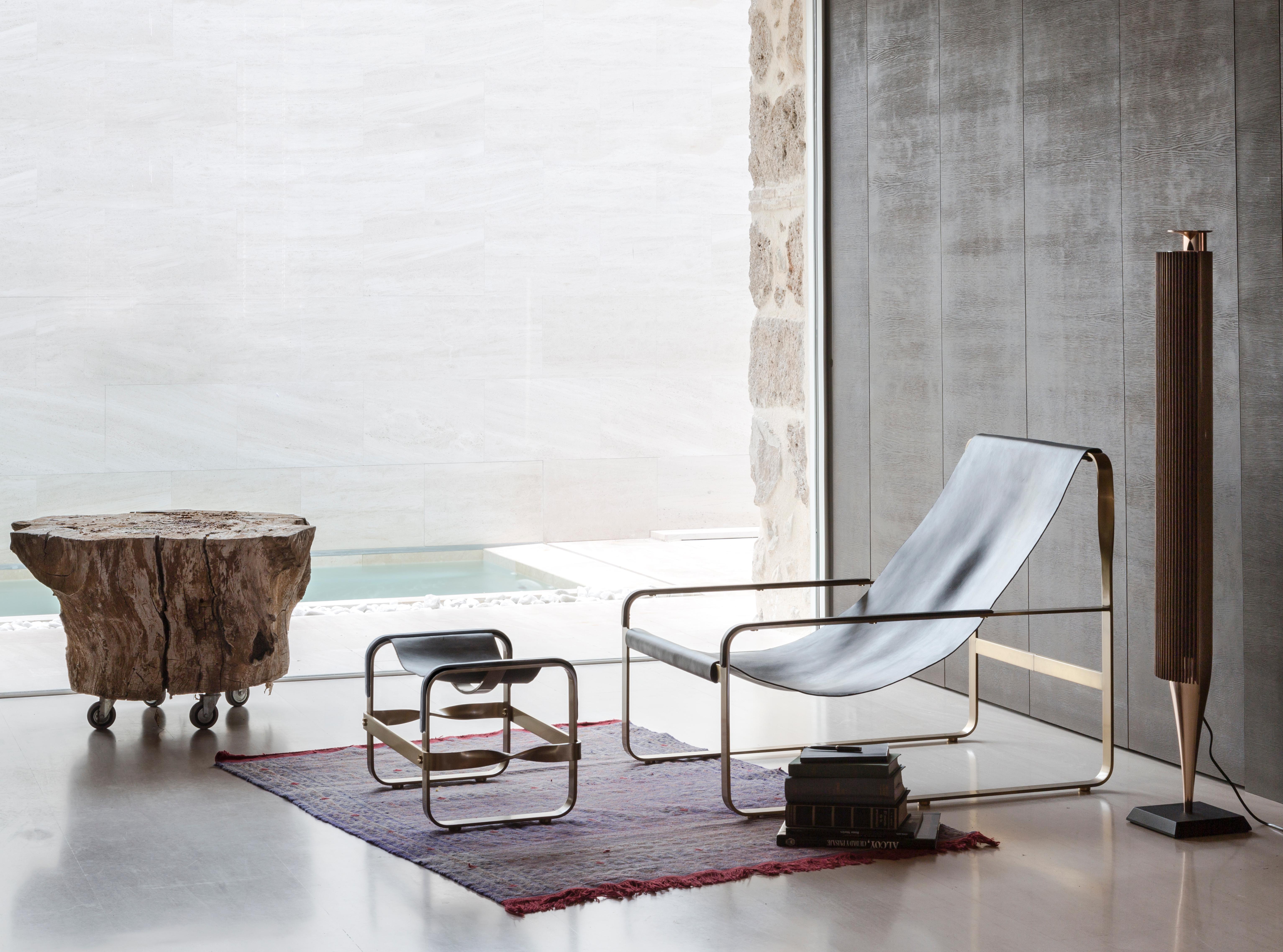 Fauteuil contemporain fait à la main en métal argenté ancien et cuir naturel tabac