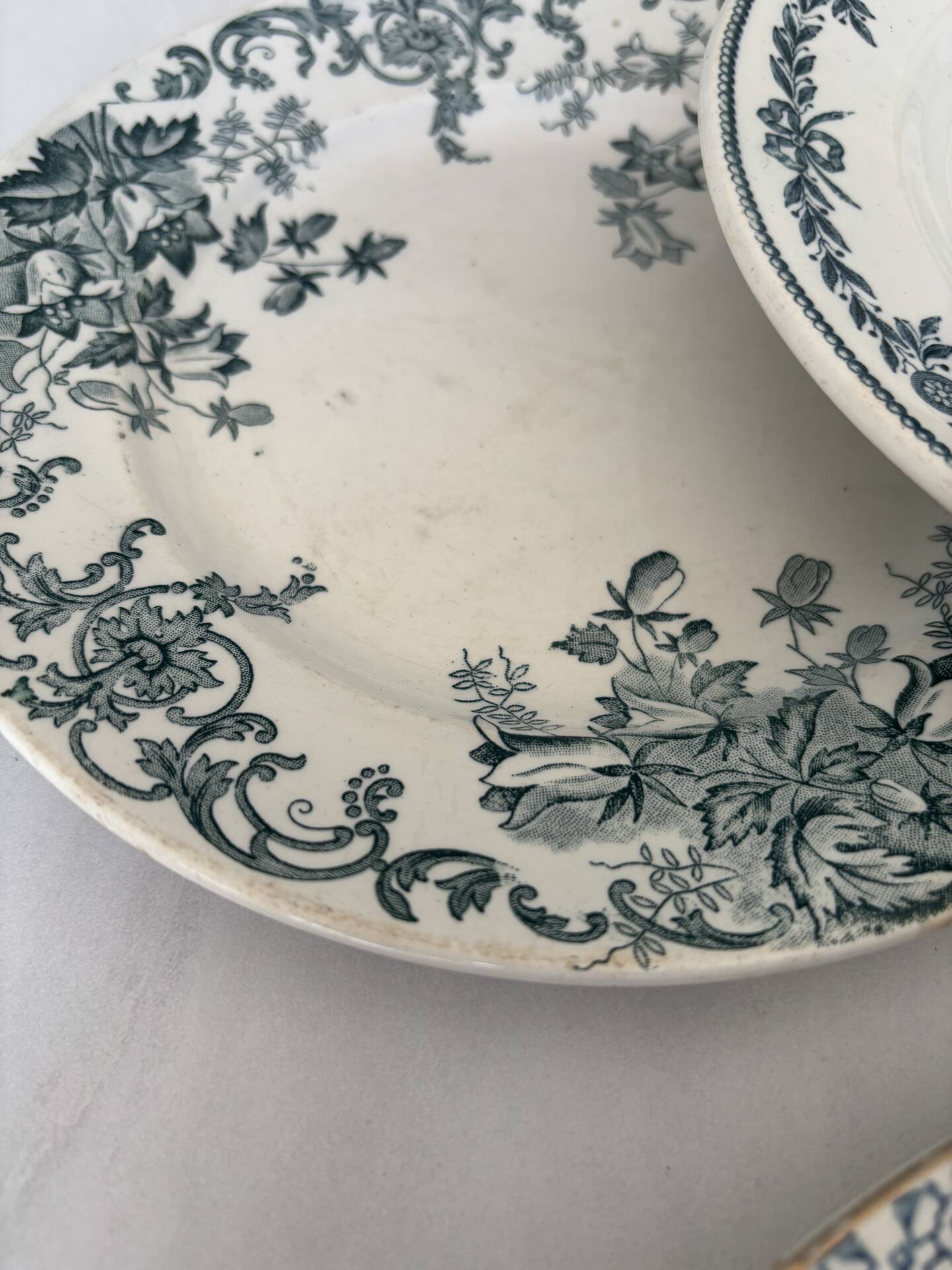 Lot of 6 blue-green ironstone dessert plates, French faience.