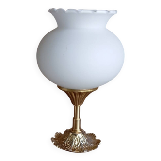Table lamp in gilded bronze and white opaline