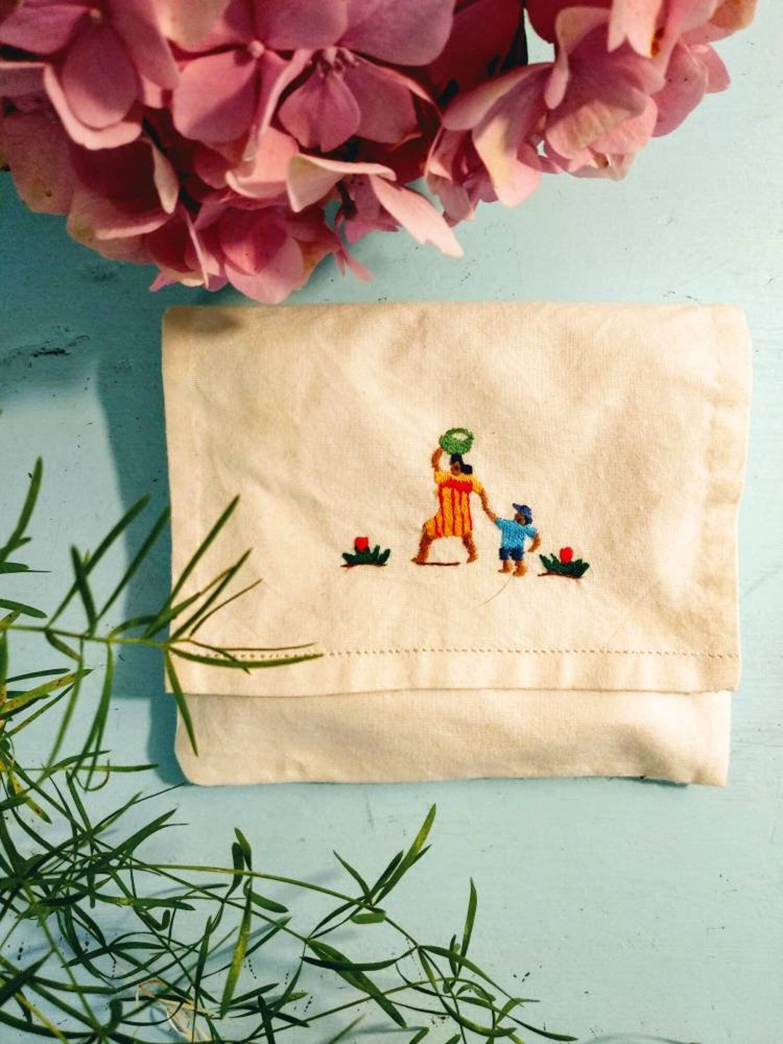 Pocket with 6 embroidered napkins