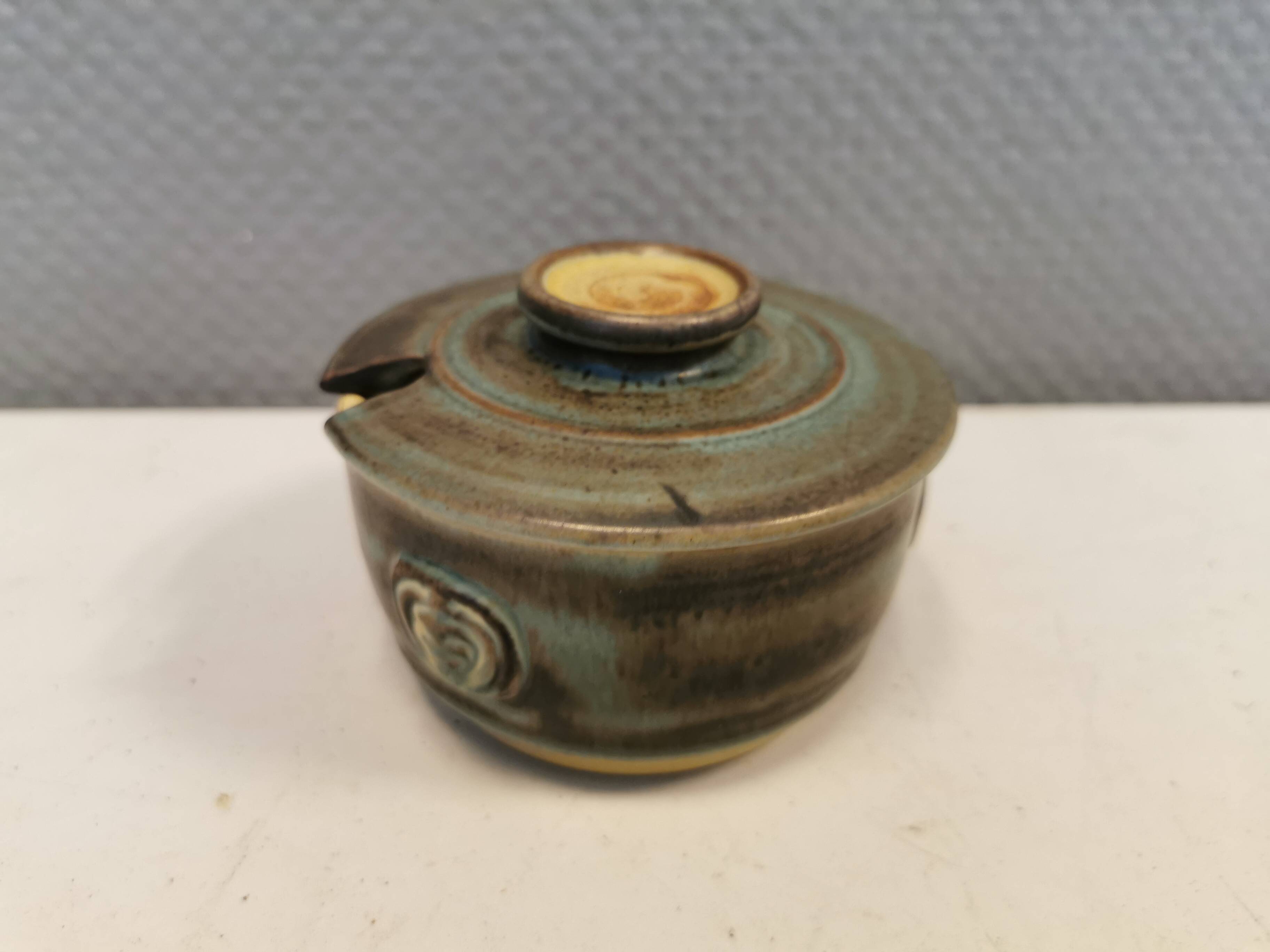 Lovely small ceramic sugar/jam jar, designed by Danish Jette Hellerøe 1970s.