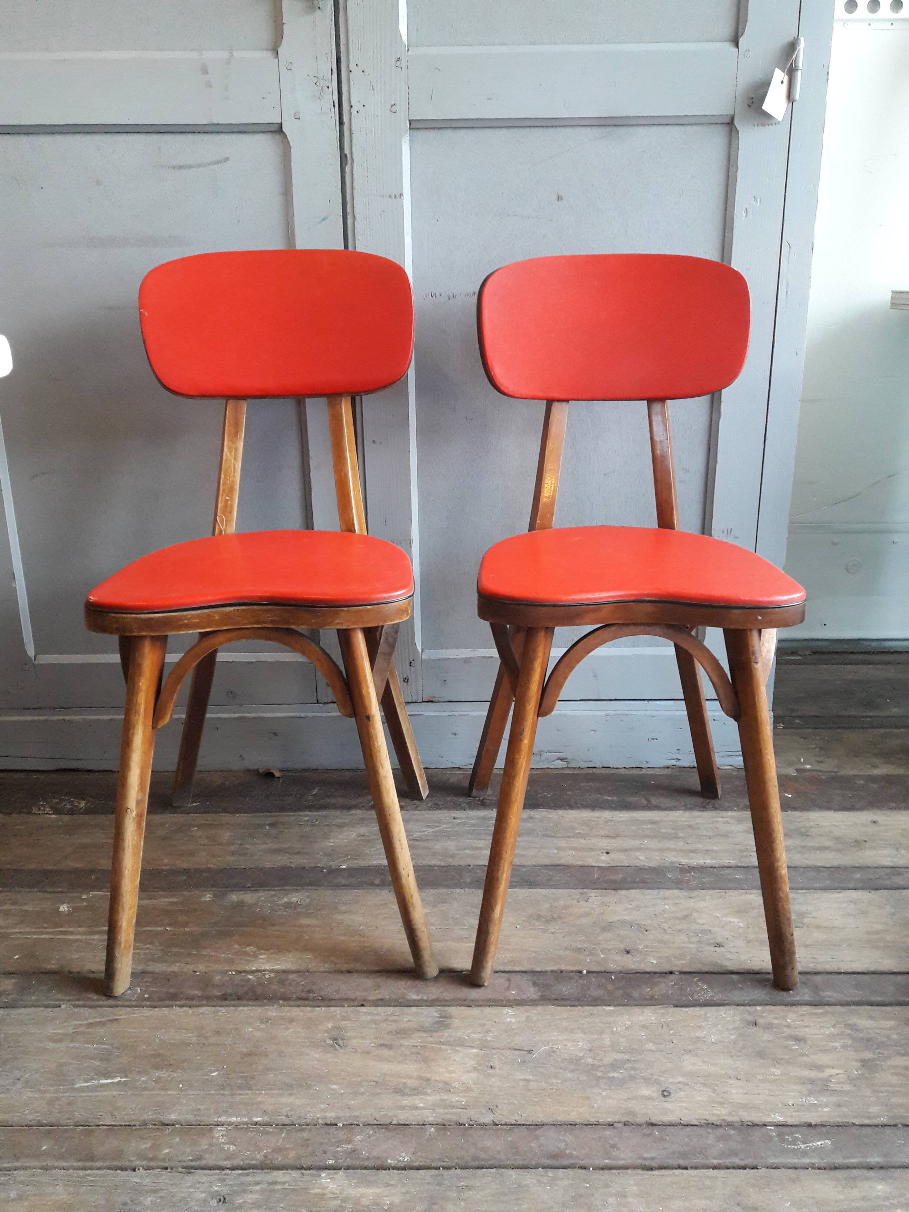 Lot of 2 wooden chairs and red skai