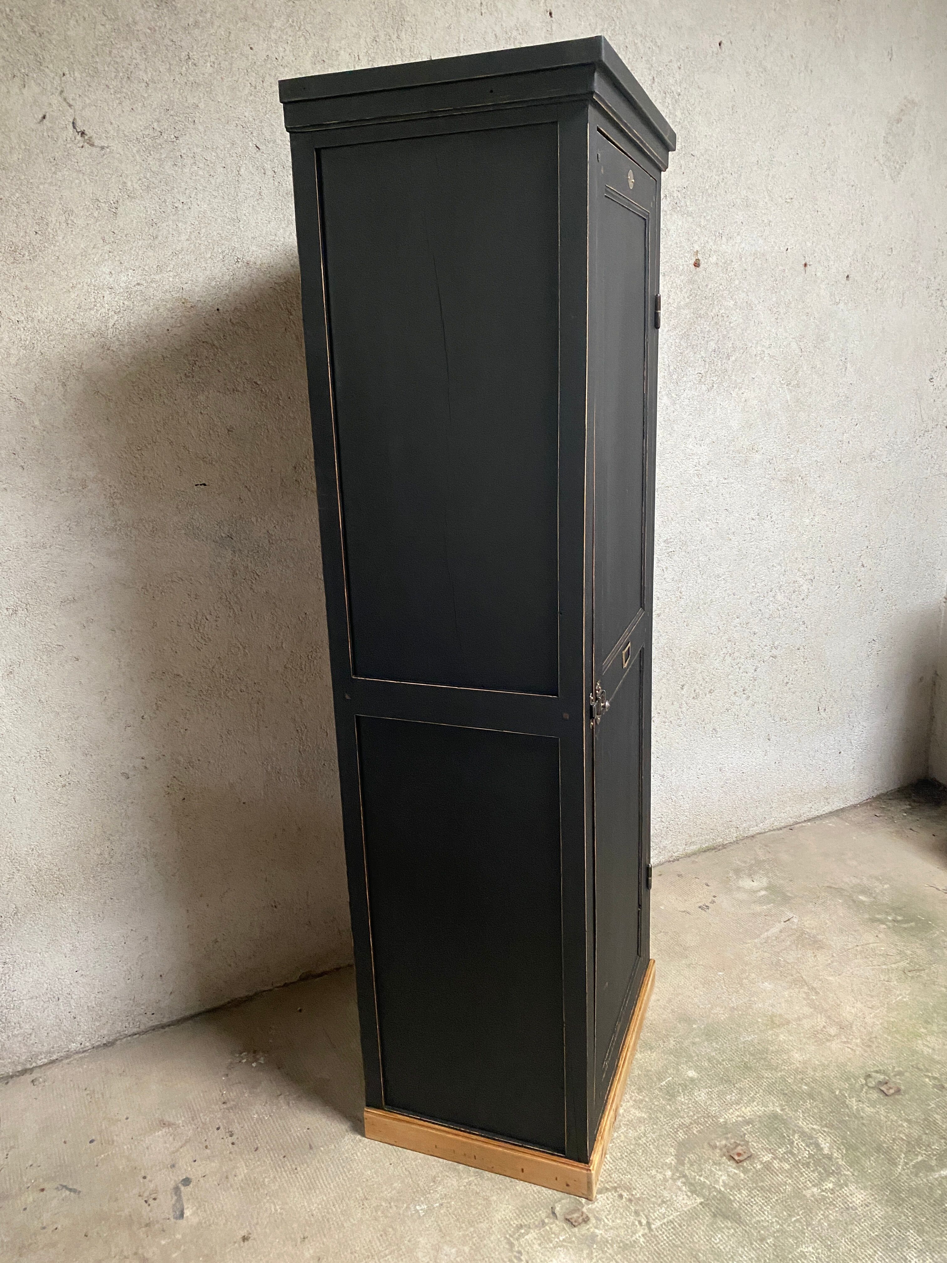 Bonnetière armoire parisienne noire