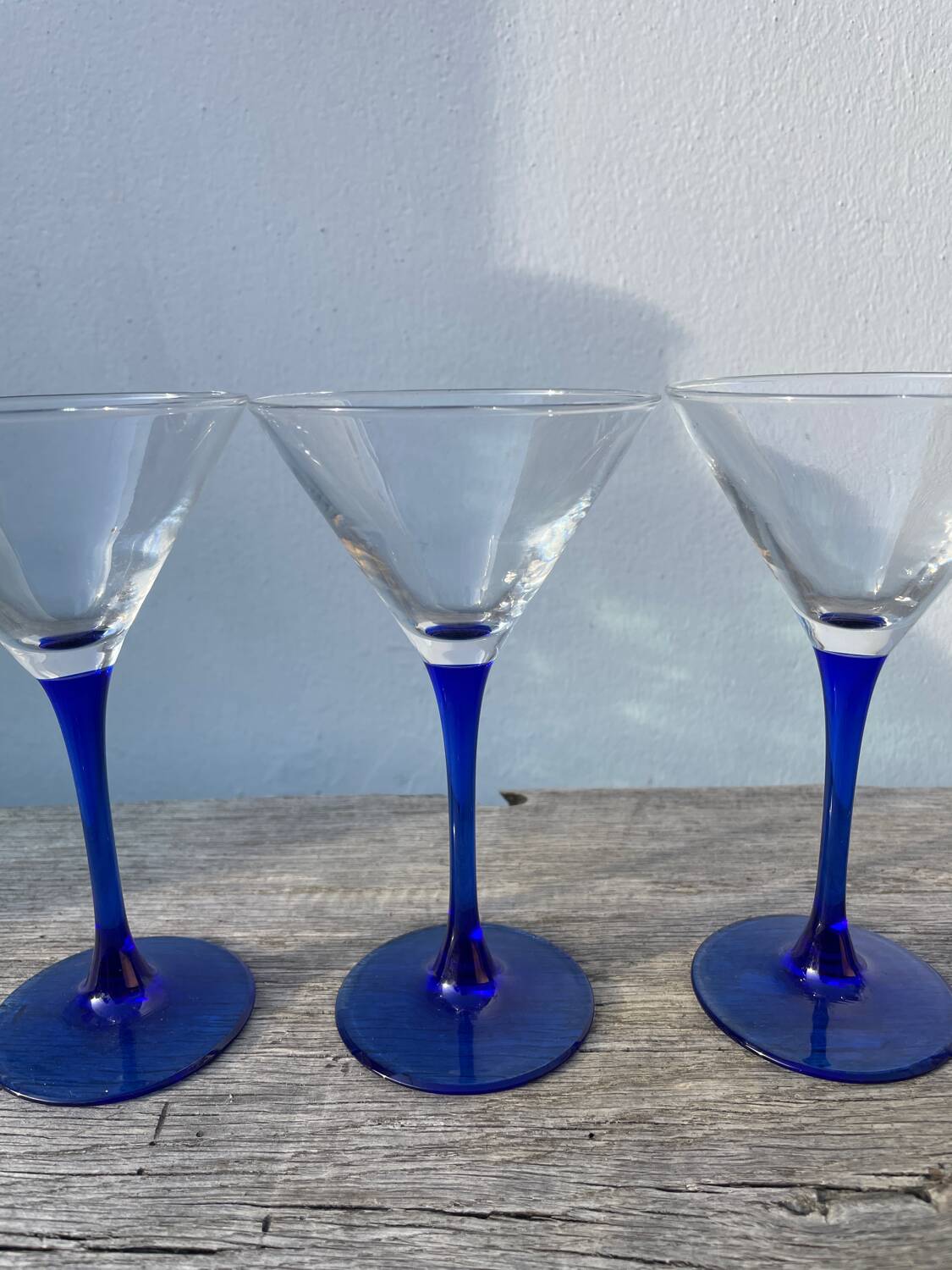 6 coupes à cocktails en verre bleu 1980