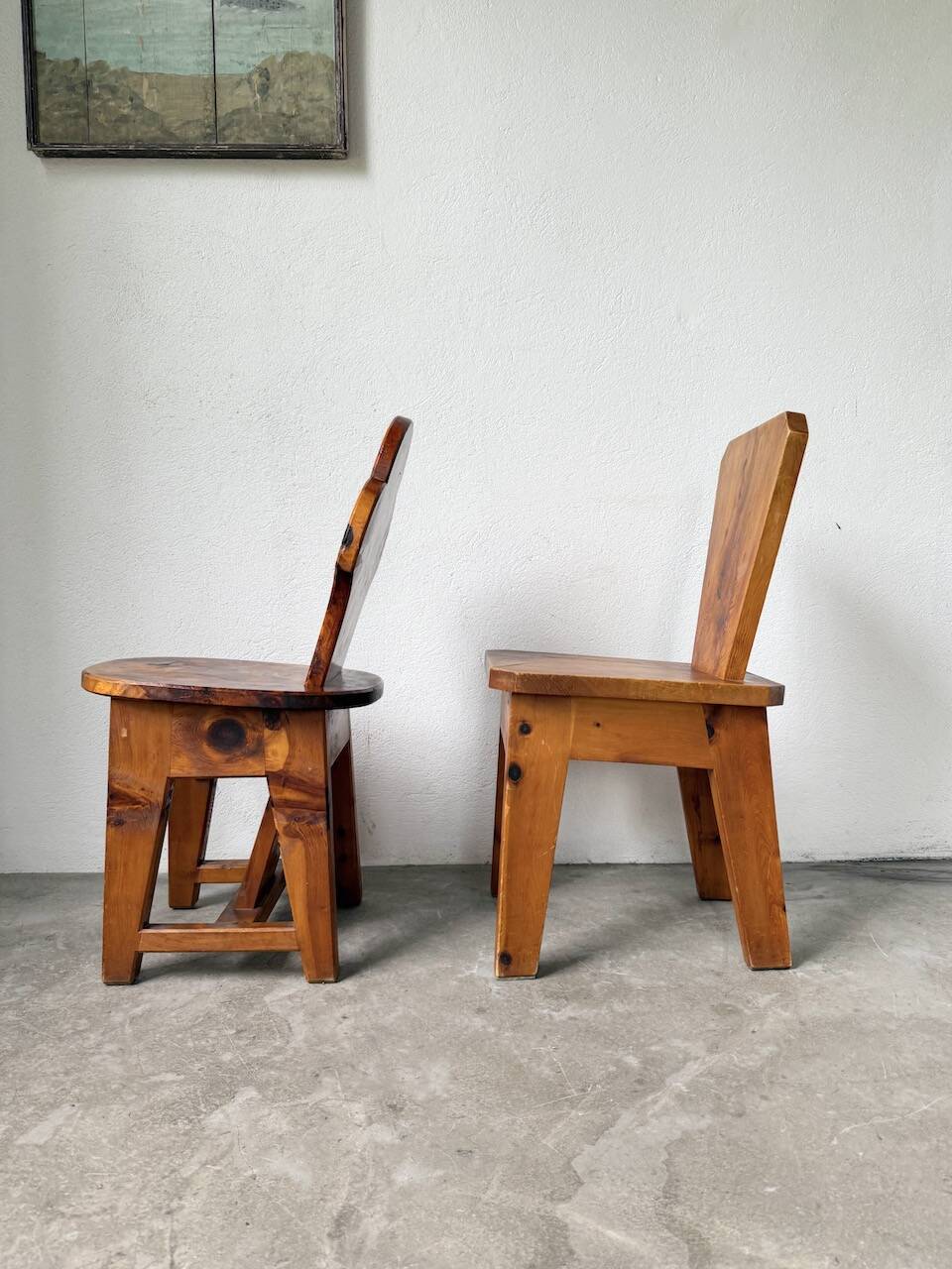 Paire de chaises brutalistes savoyardes en pin