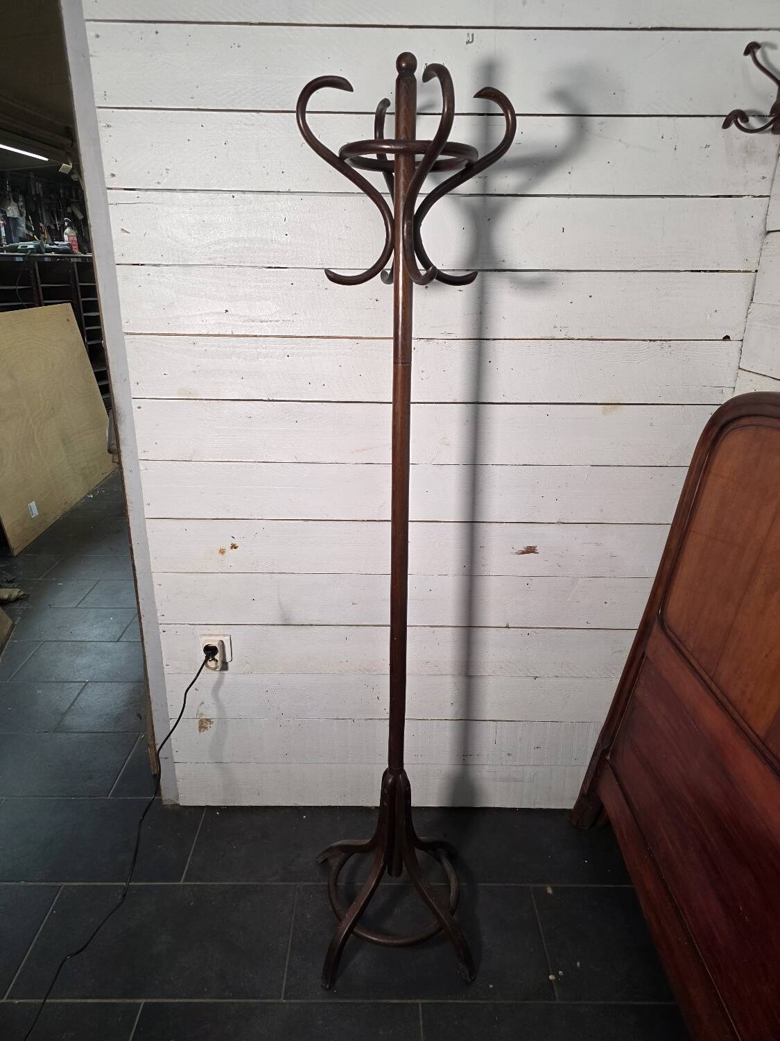 Perroquet ancien en bois courbé