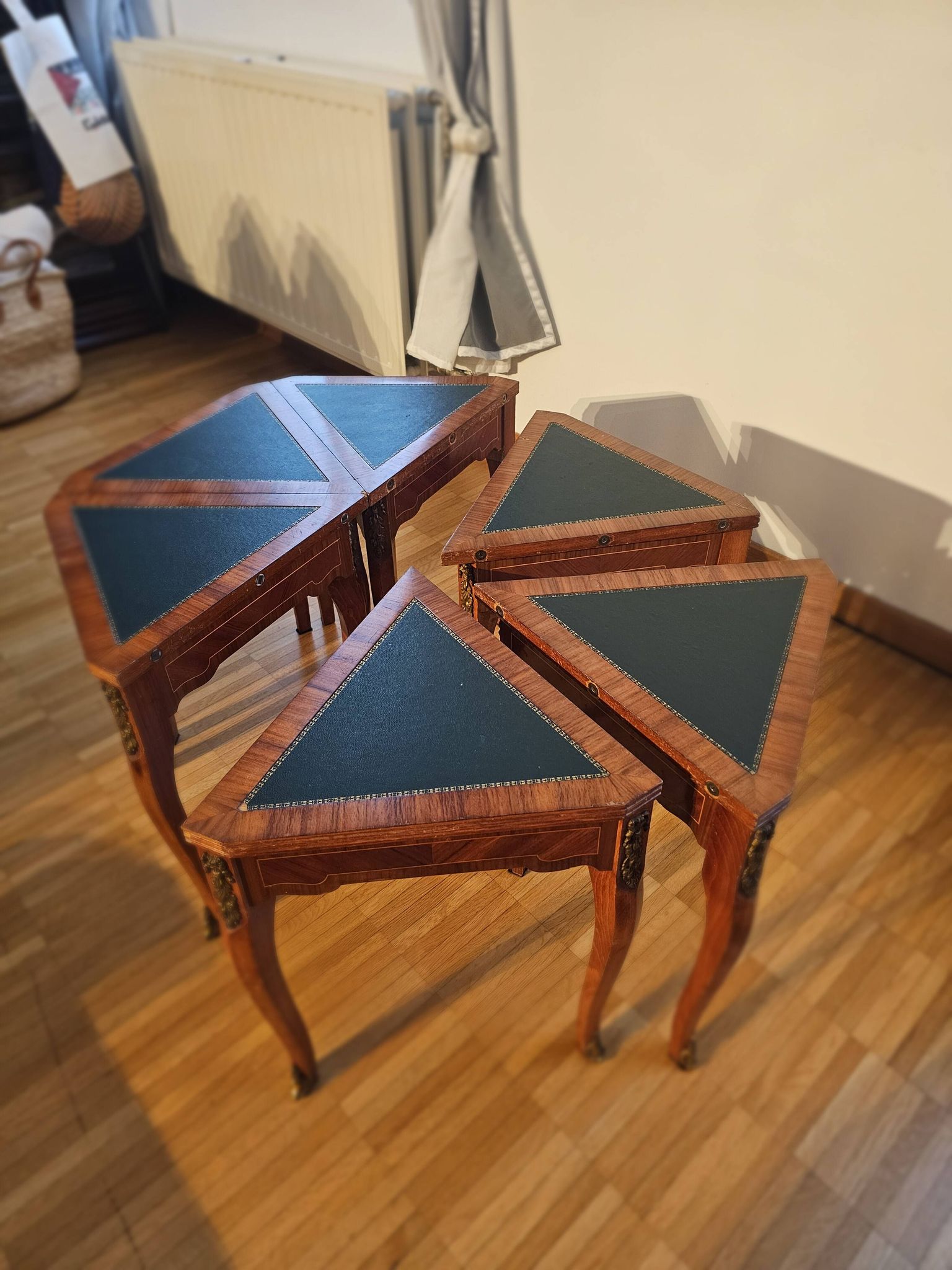 Coffee table divisible into 6 parts, very practical.