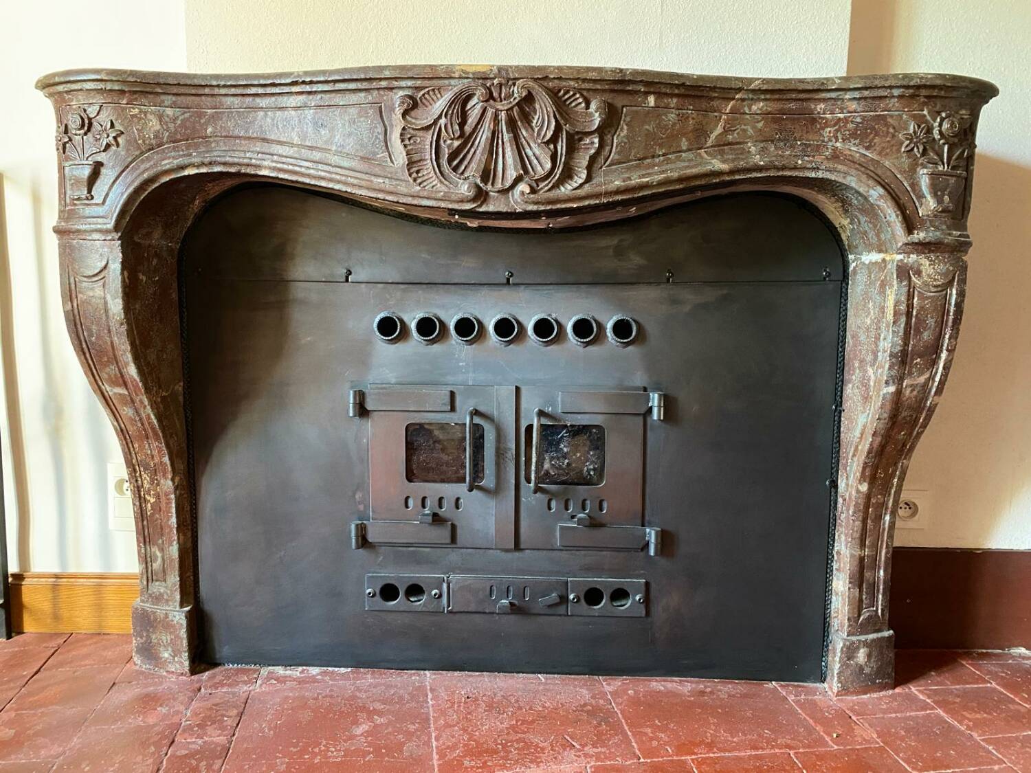 Louis XV fireplace in Burgundy stone with Danish stove