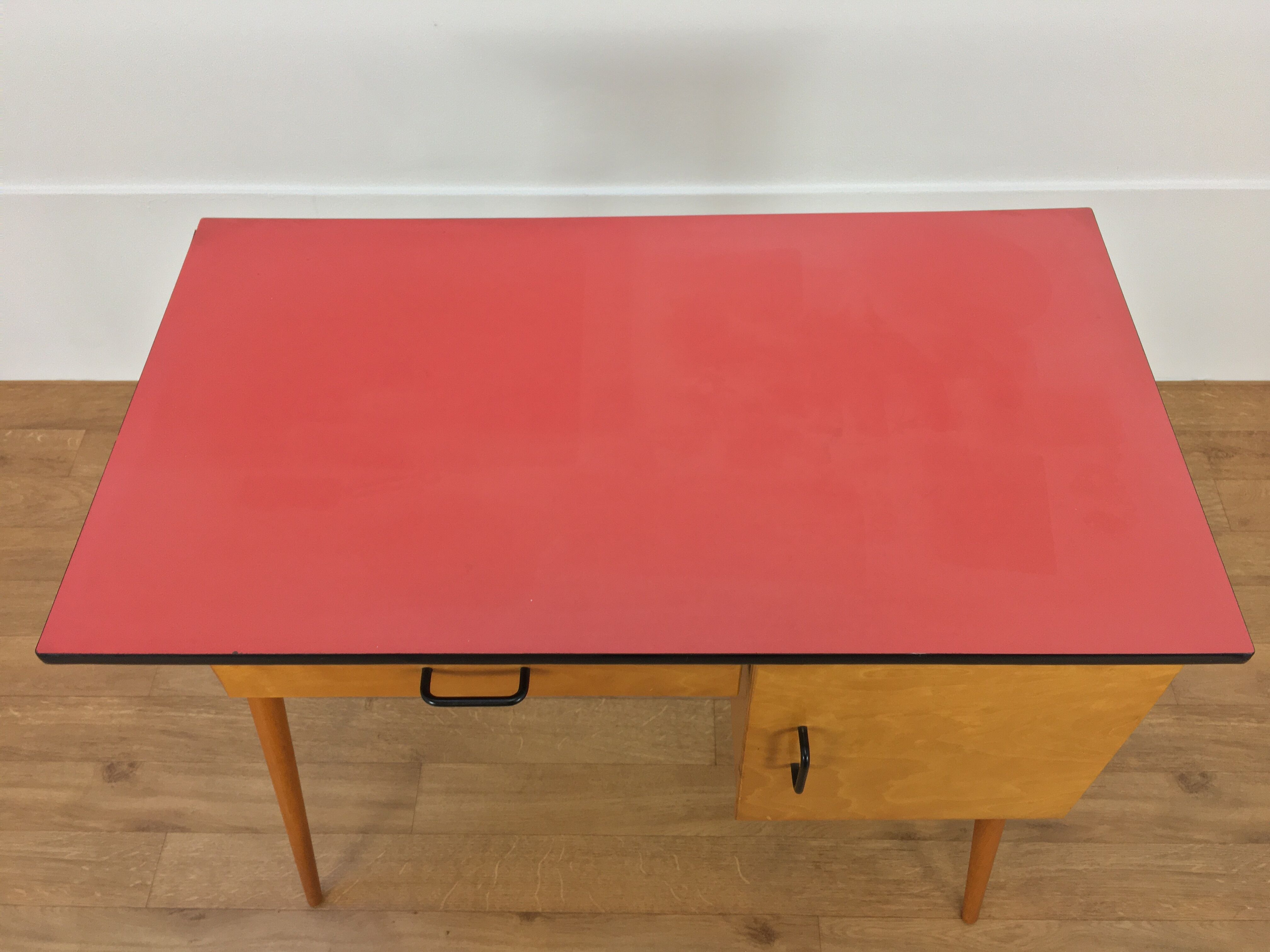 Bureau et chaise Baumann Pégase rouges, pieds compas