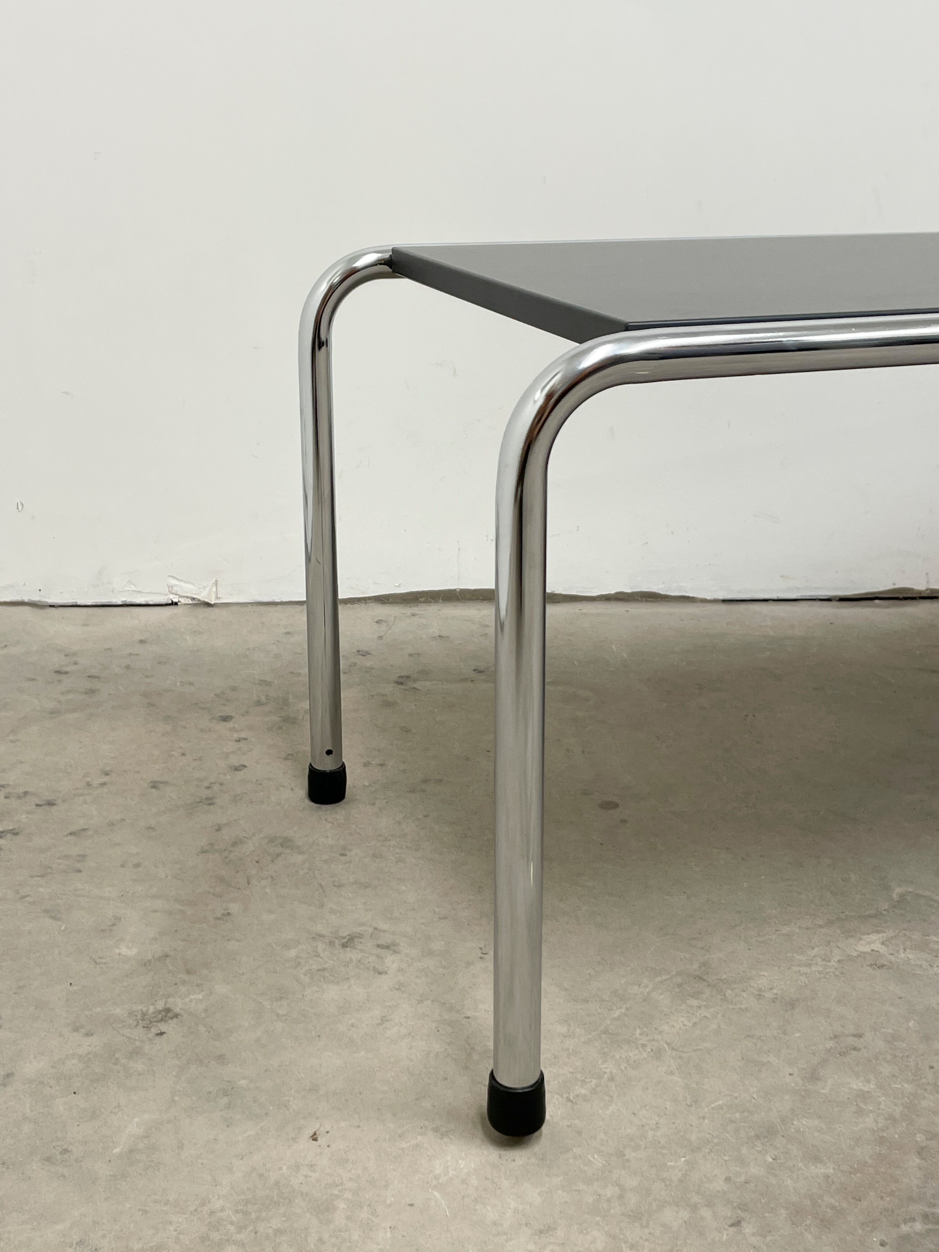 Table basse en métal chromé et mélaminé gris