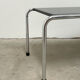 Table basse en métal chromé et mélaminé gris