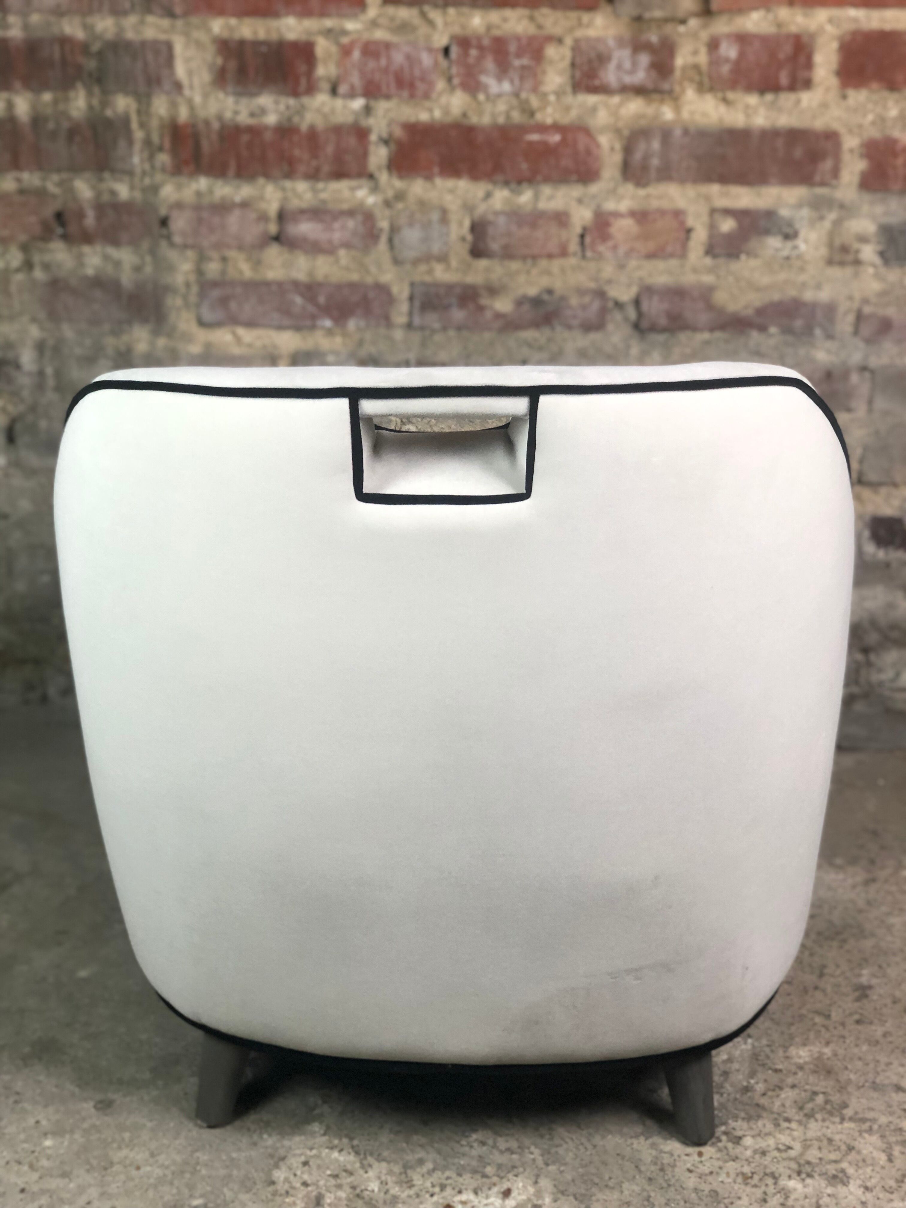 Fauteuil rétro vintage 80's en velours blanc gansé noir