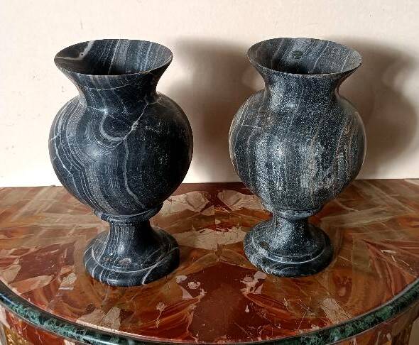 Pair of black serpentine marble vase-urns, early 20th century, Empire style