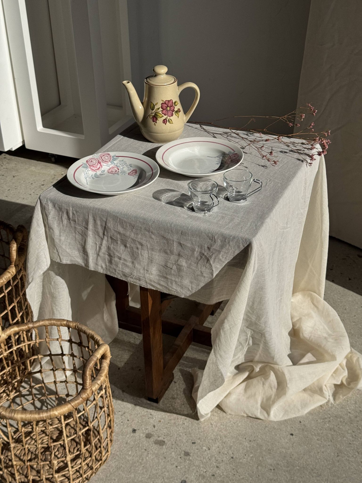 Théière en grès beige vintage à motif de fleurs roses H22