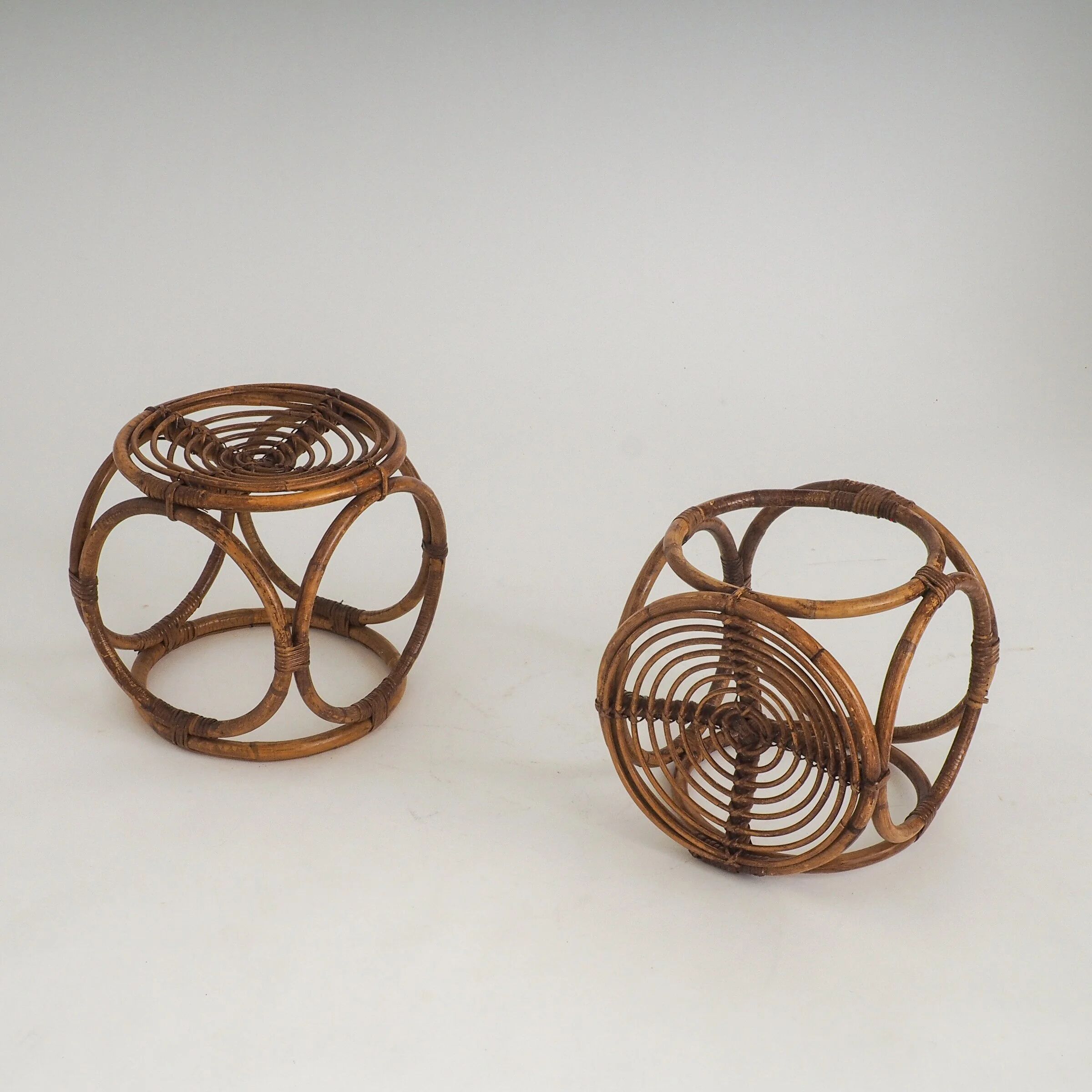 Paire de tabourets en rotin faits à la main vintage / tables d'appoint