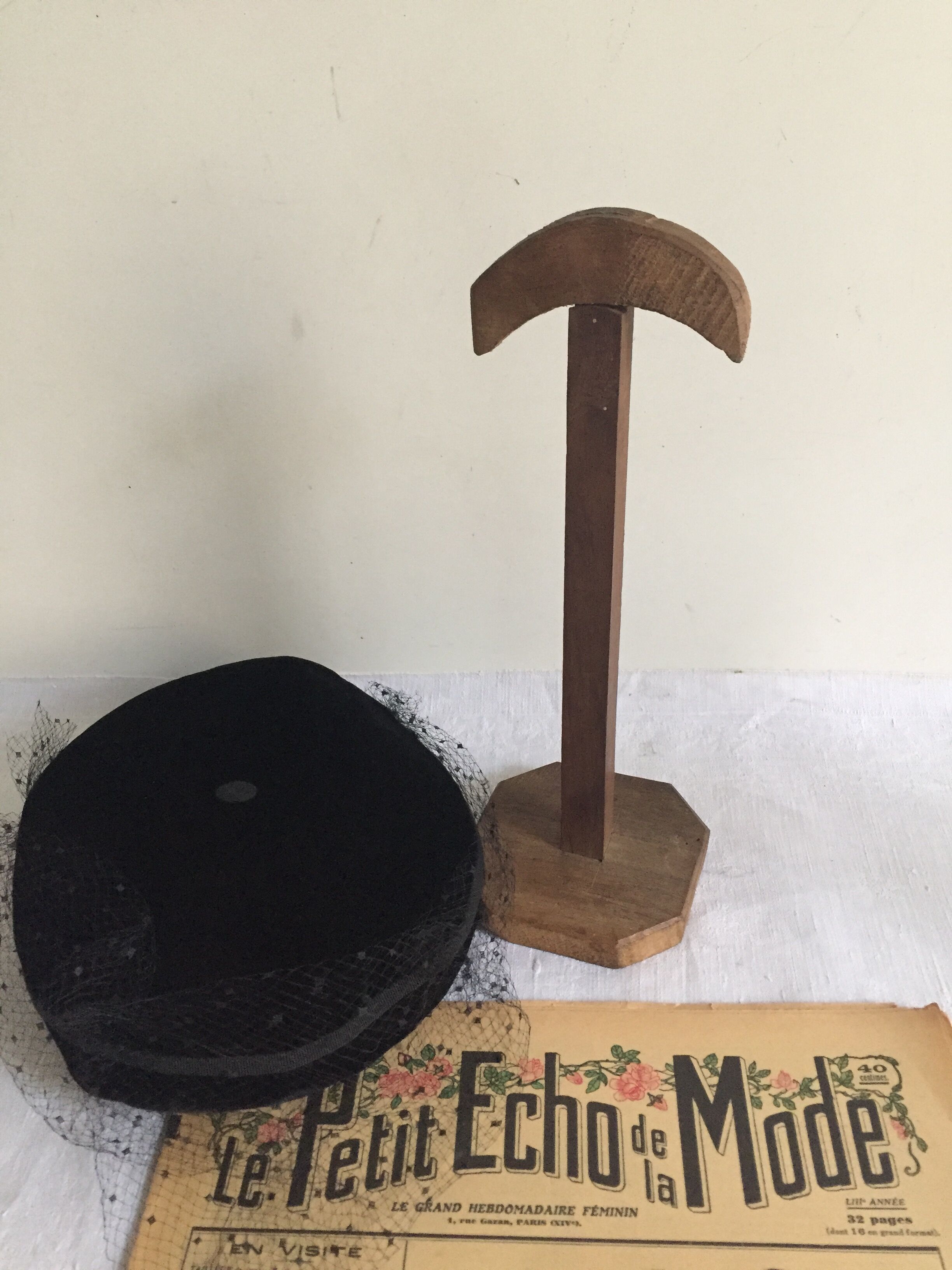 Rustic hat holder, milliner's accessory (model 1)