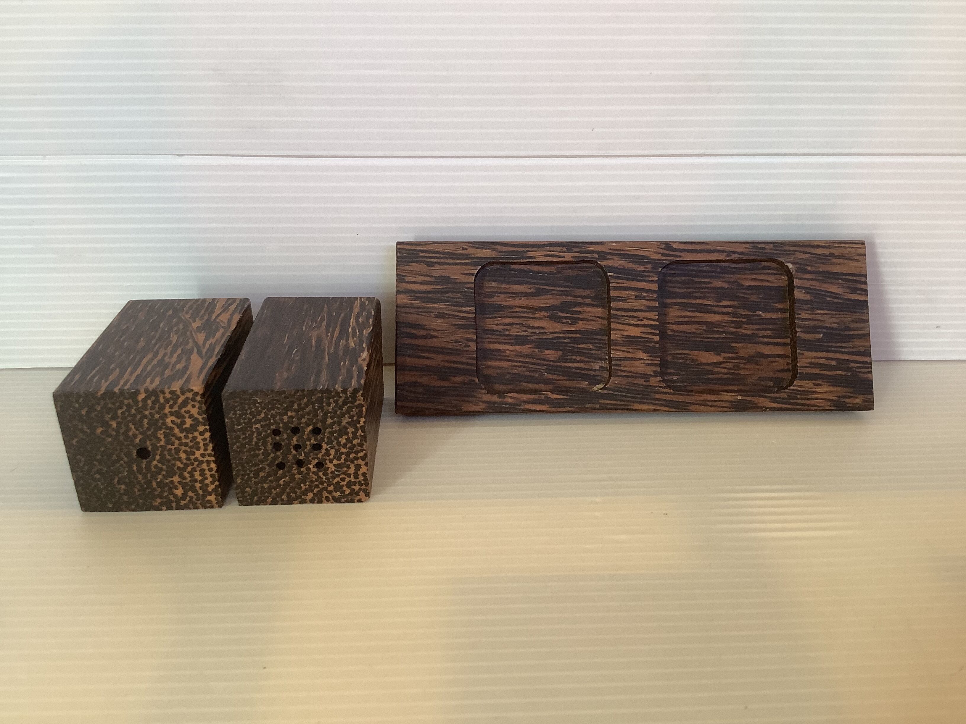 Salière et poivrier sel et poivre en bois