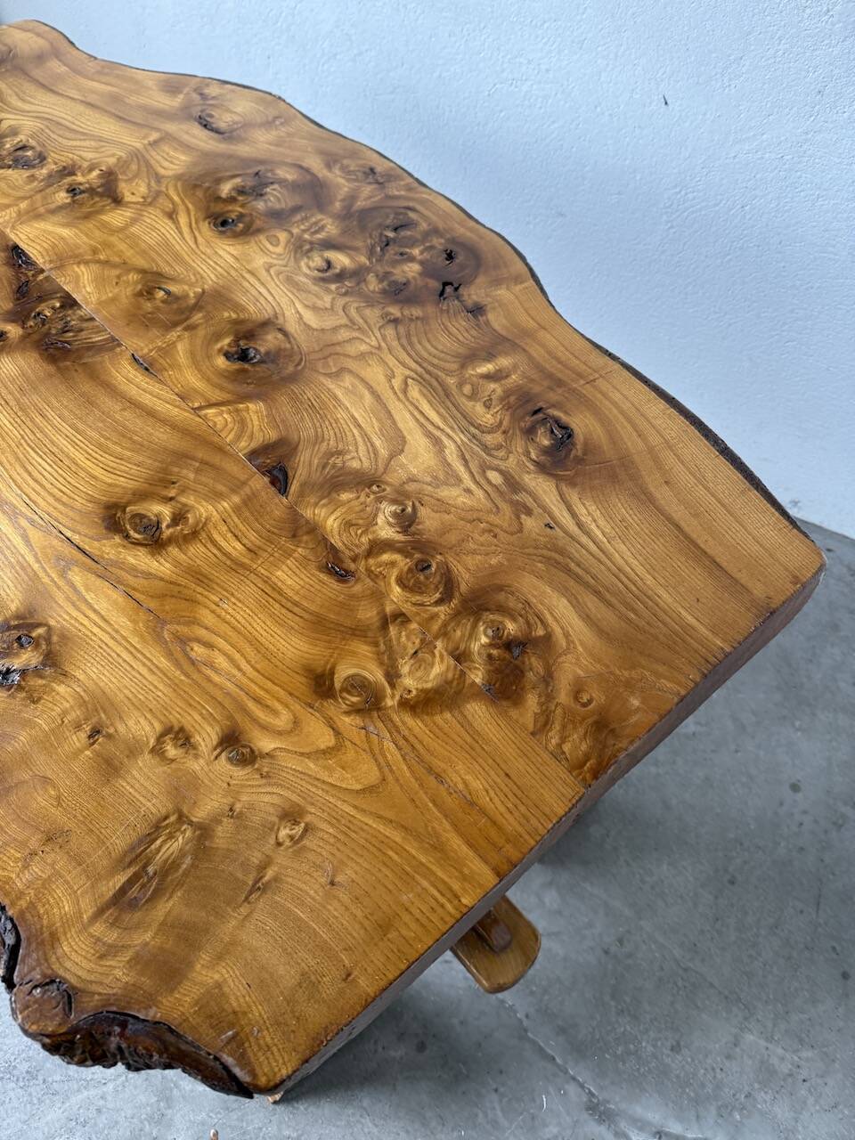 Table artisanale en orme massif, art populaire