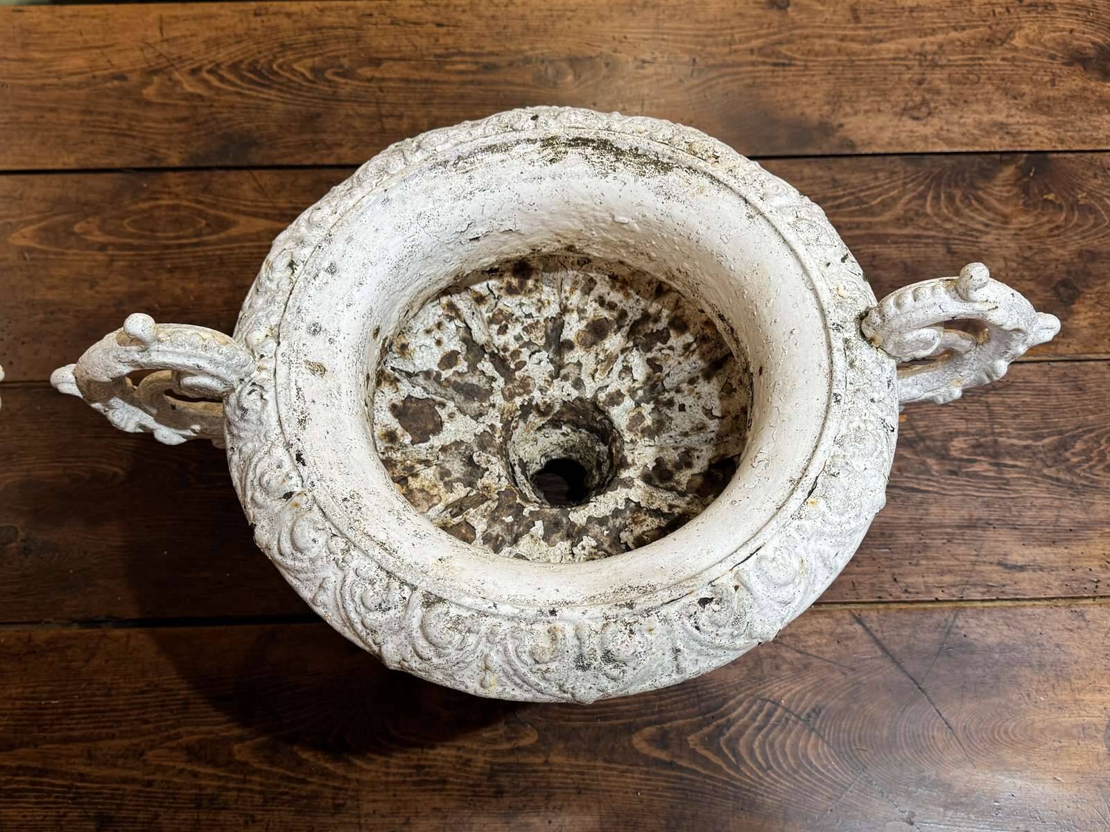Pair of Medici vases in cast iron from the 19th century.