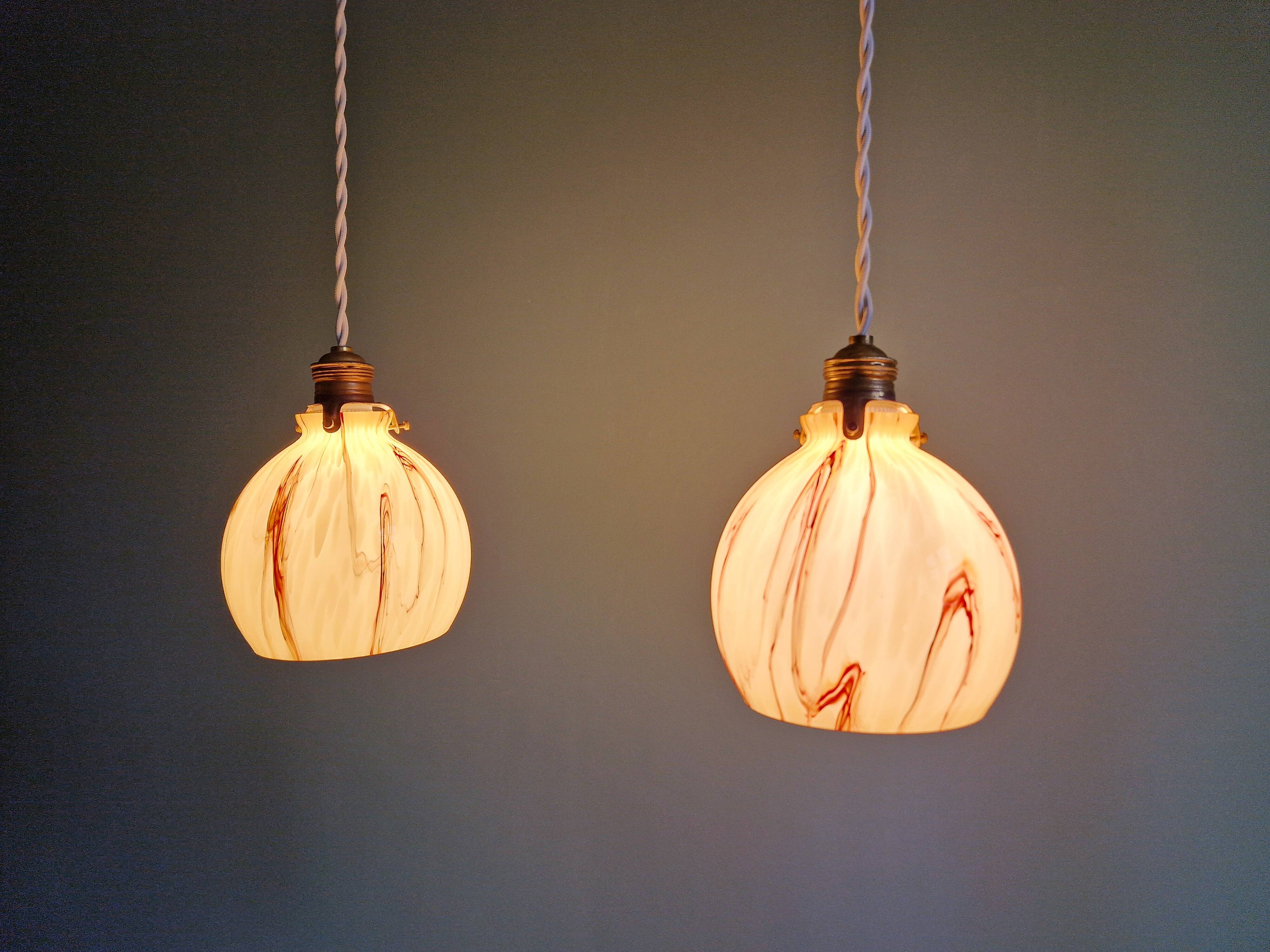 Duo de suspensions Art Déco en opaline marbrée, années 1920-30