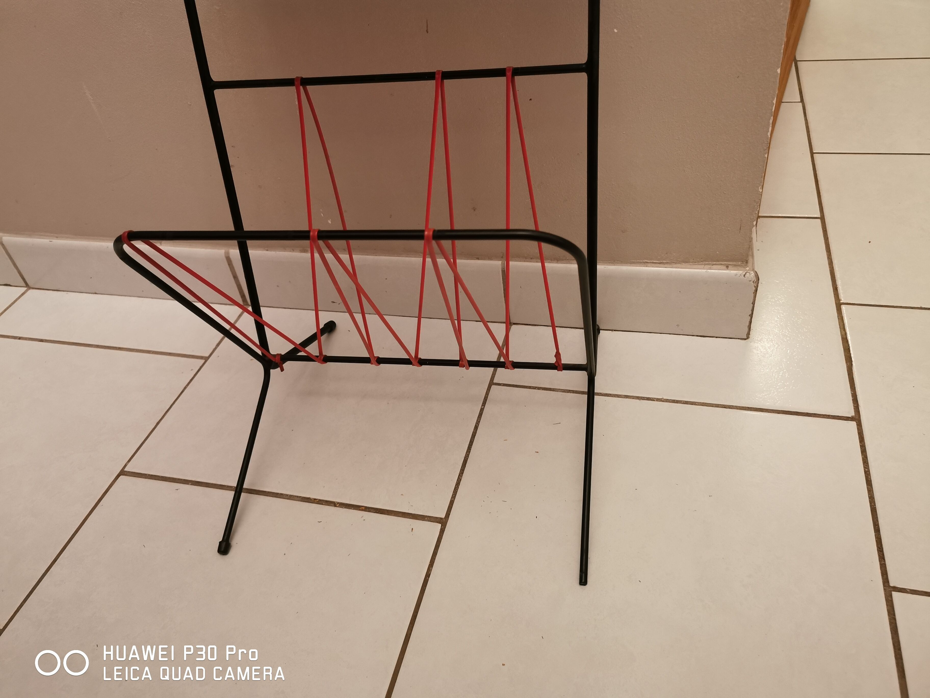 Scoubidou magazine door