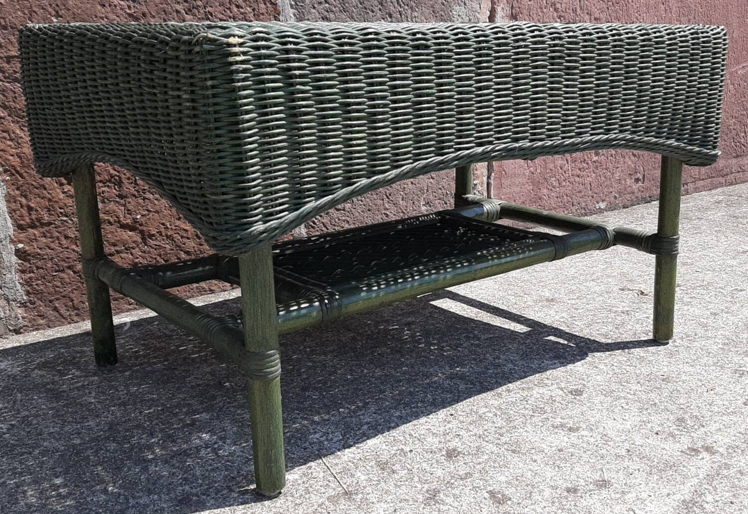 Salon de jardin complet en rotin. (Sofa, fauteuils x 2, table basse)