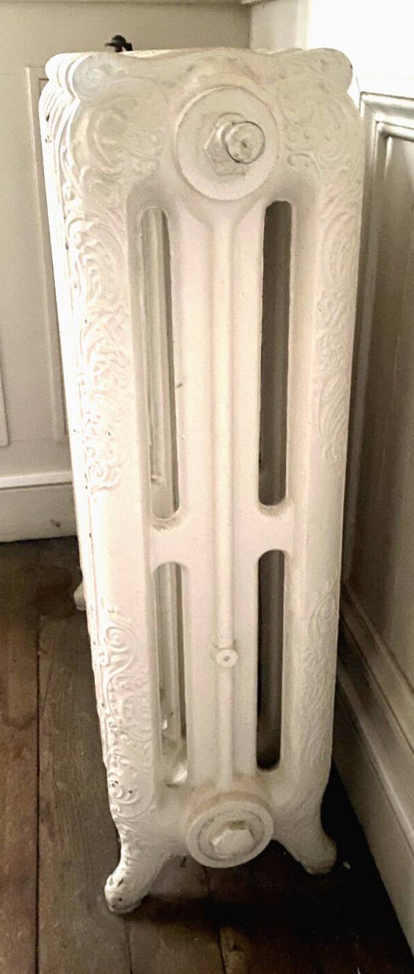 Radiateur ancien sur pieds à huit lames fleuries en fonte de fer XX siècle
