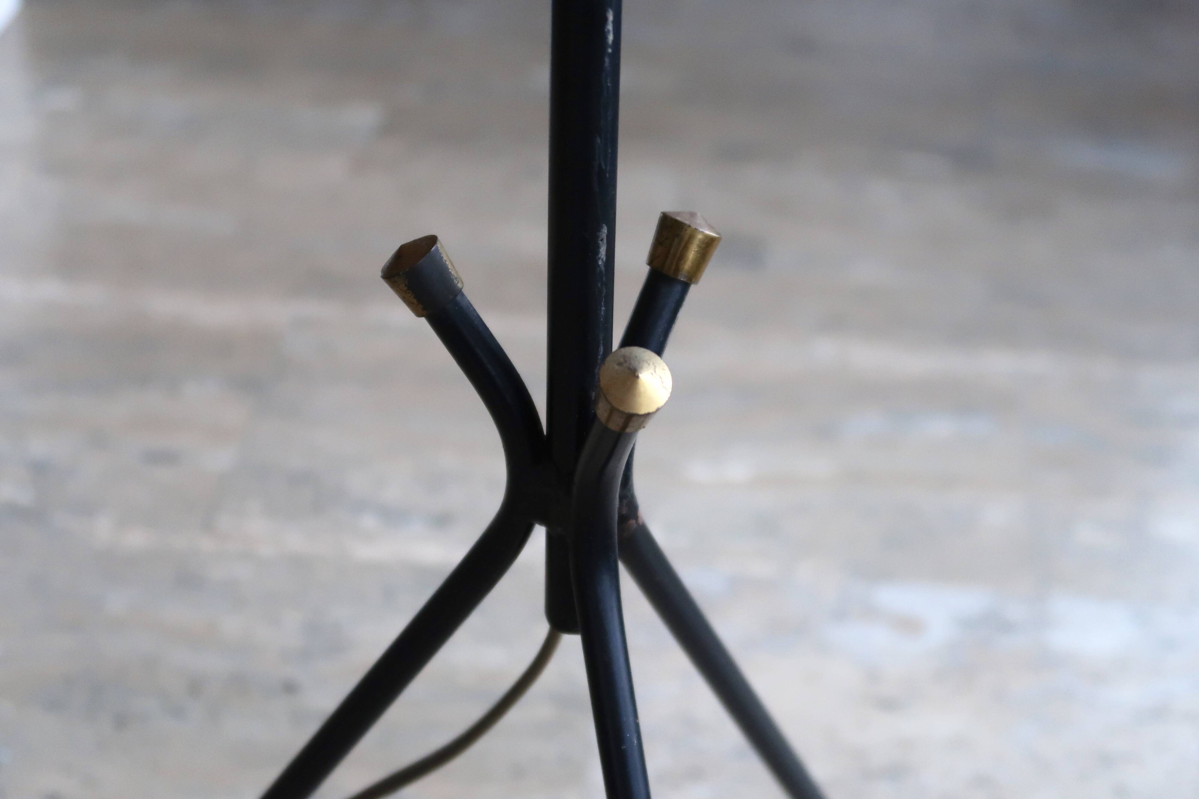 Tripod floor lamp with wooden "pallet" shelf, 50s