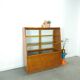 Vintage fineer toonbank, winkel vitrine met schuifdeuren