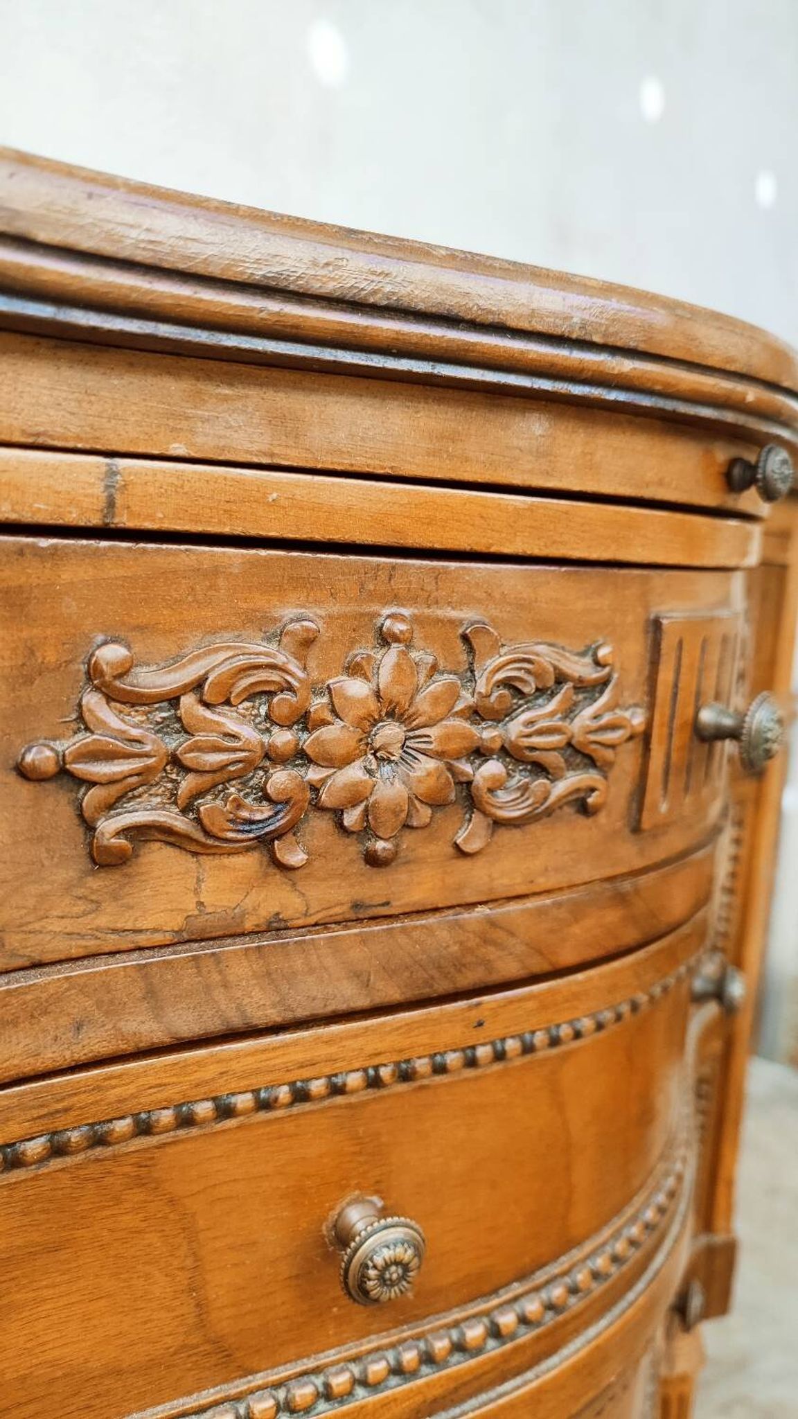 Pair of bow-fronted chests of drawers in walnut