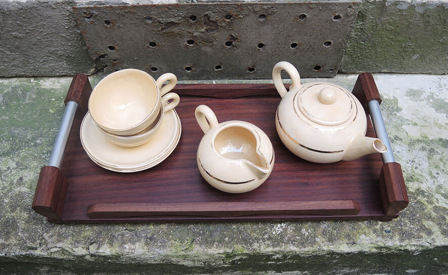 Former breakfast service at the earthenware bed with tray