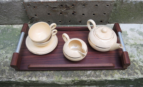 Ancien service de petit déjeuner au lit en faïence avec plateau