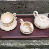 Former breakfast service at the earthenware bed with tray