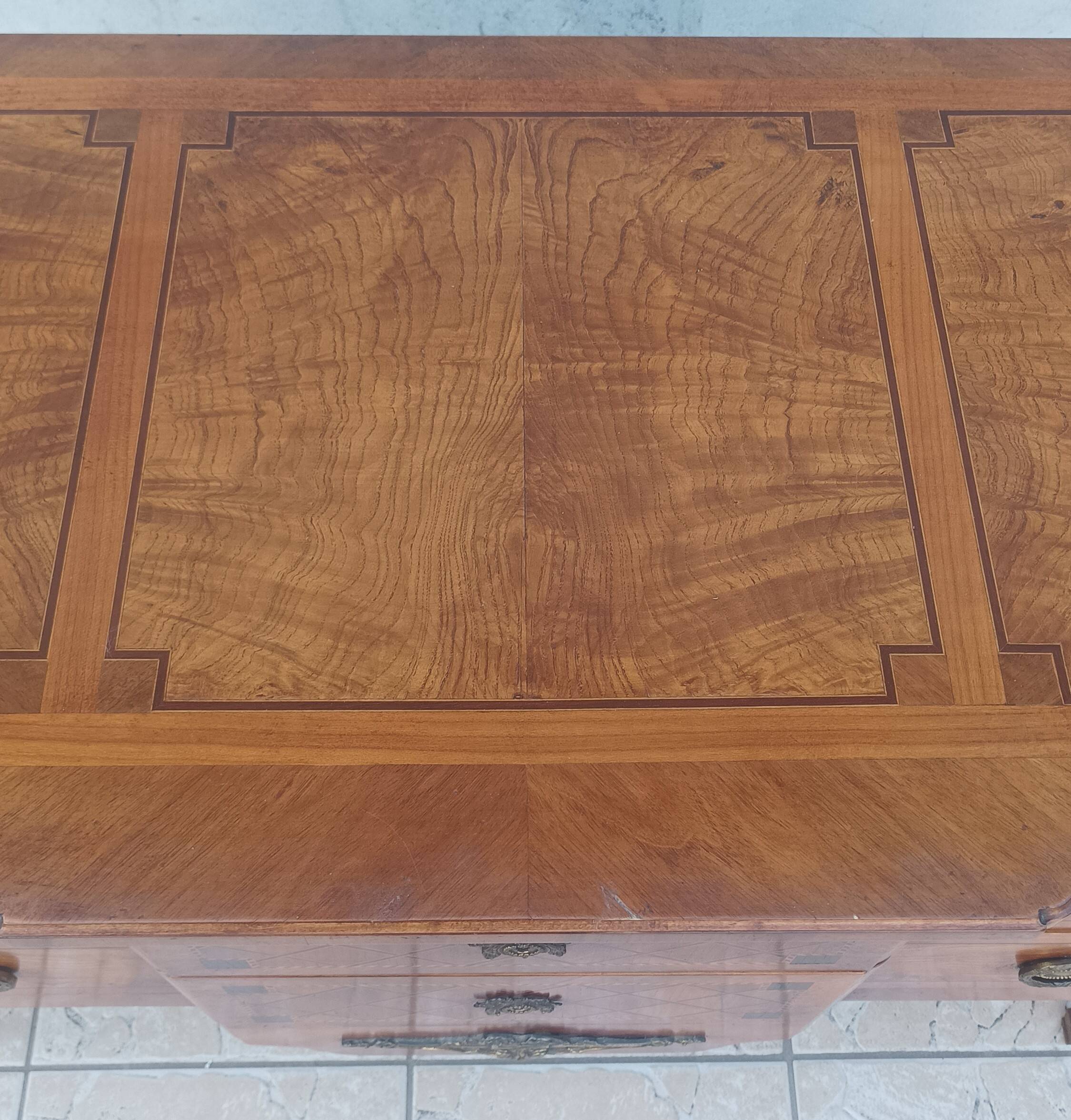 Louis XVI chest of drawers stamped in Faubourg Saint Antoine marquetry