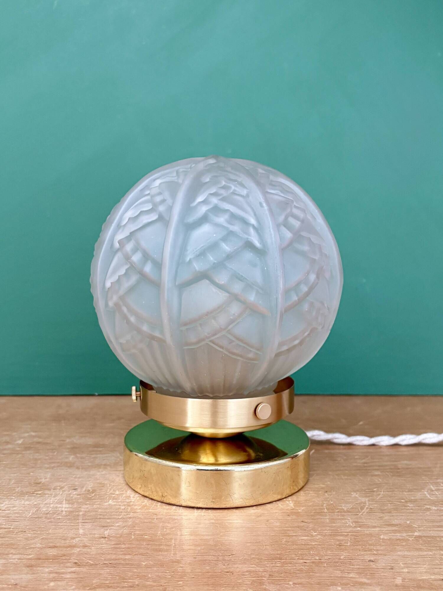 Lampe à poser globe vintage art déco en verre dépoli