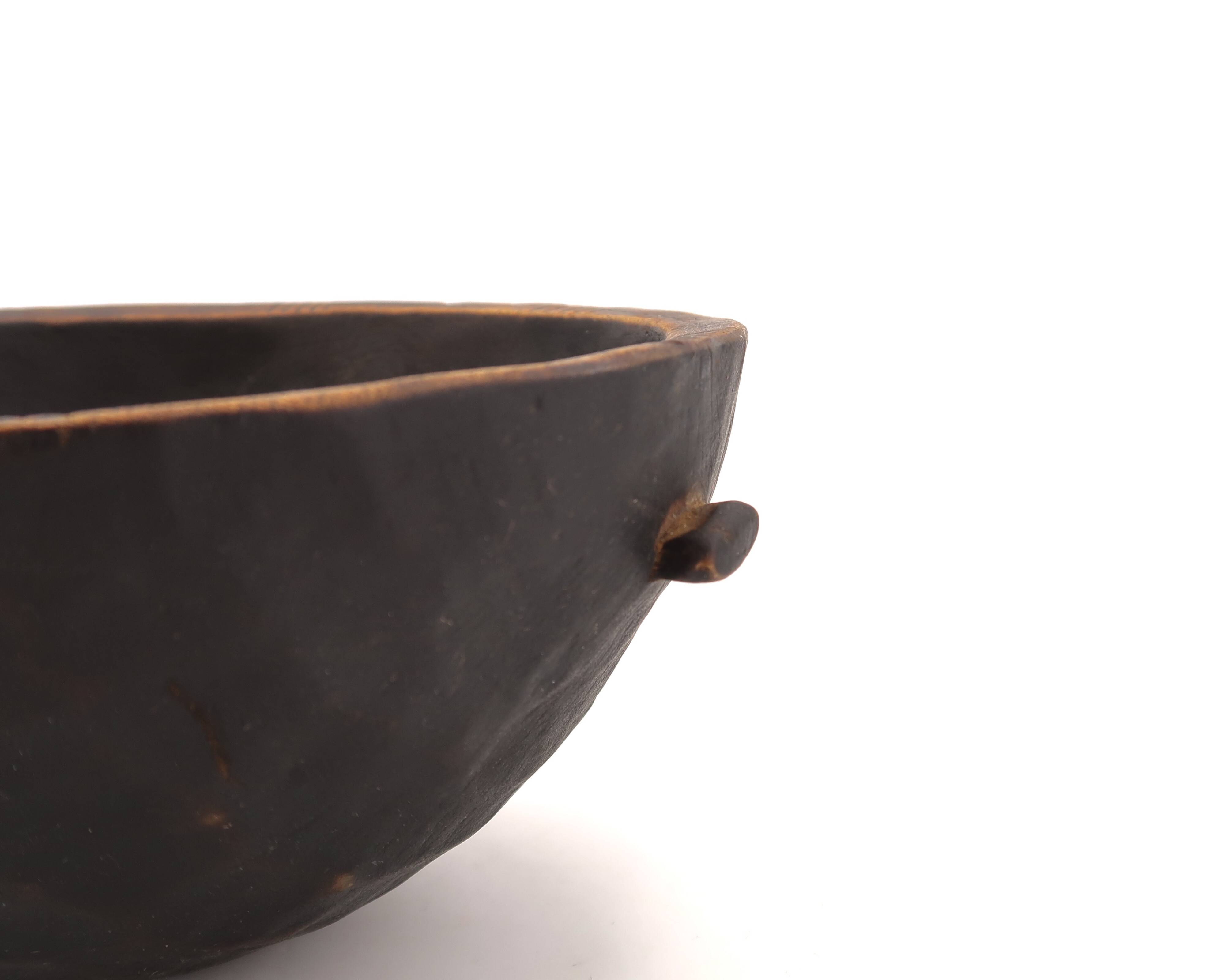 Empty African tumbler pocket dish in blackened wood, 1970s