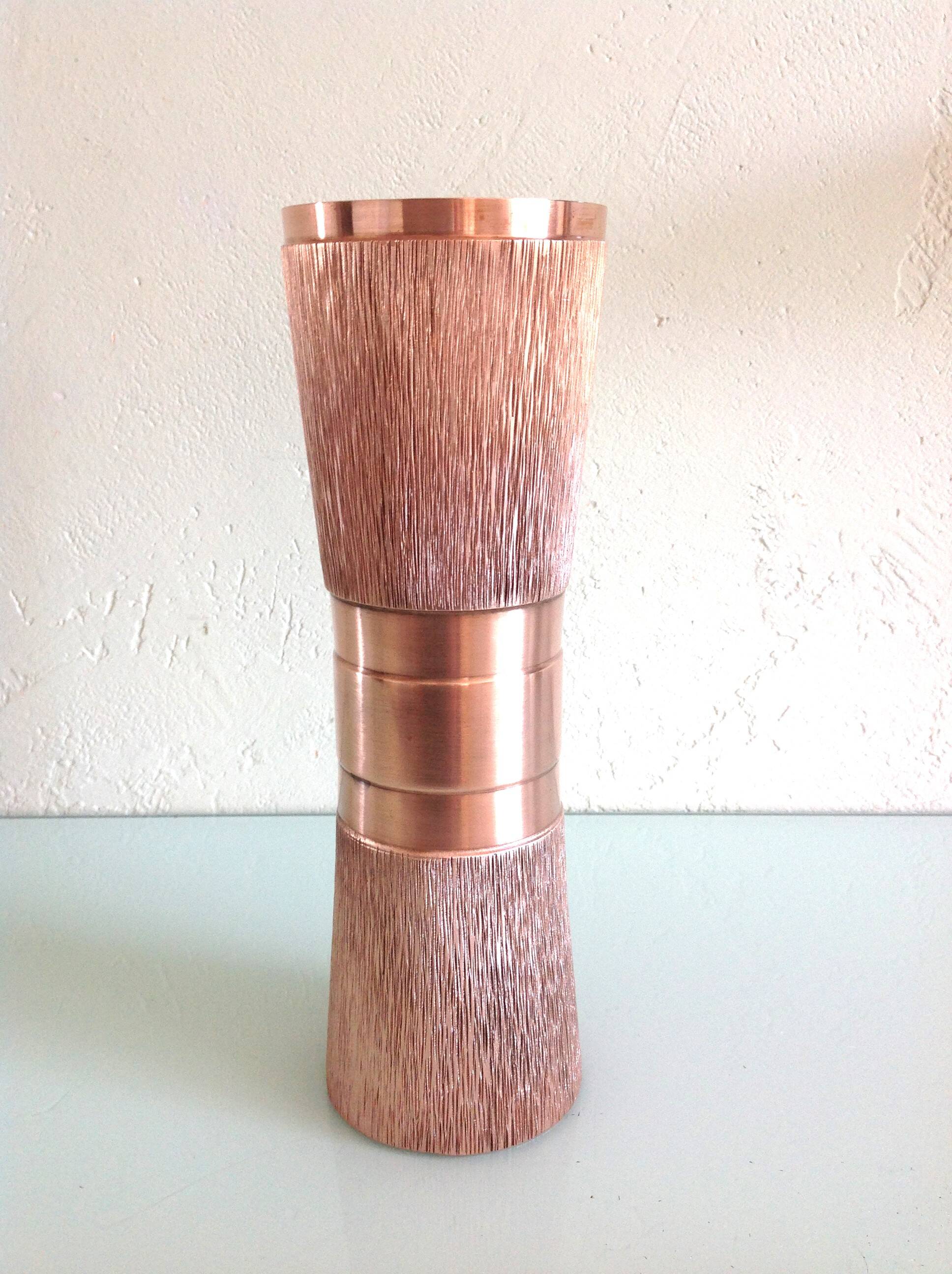 Diabolo vase in structured red copper / vintage 60s-70s
