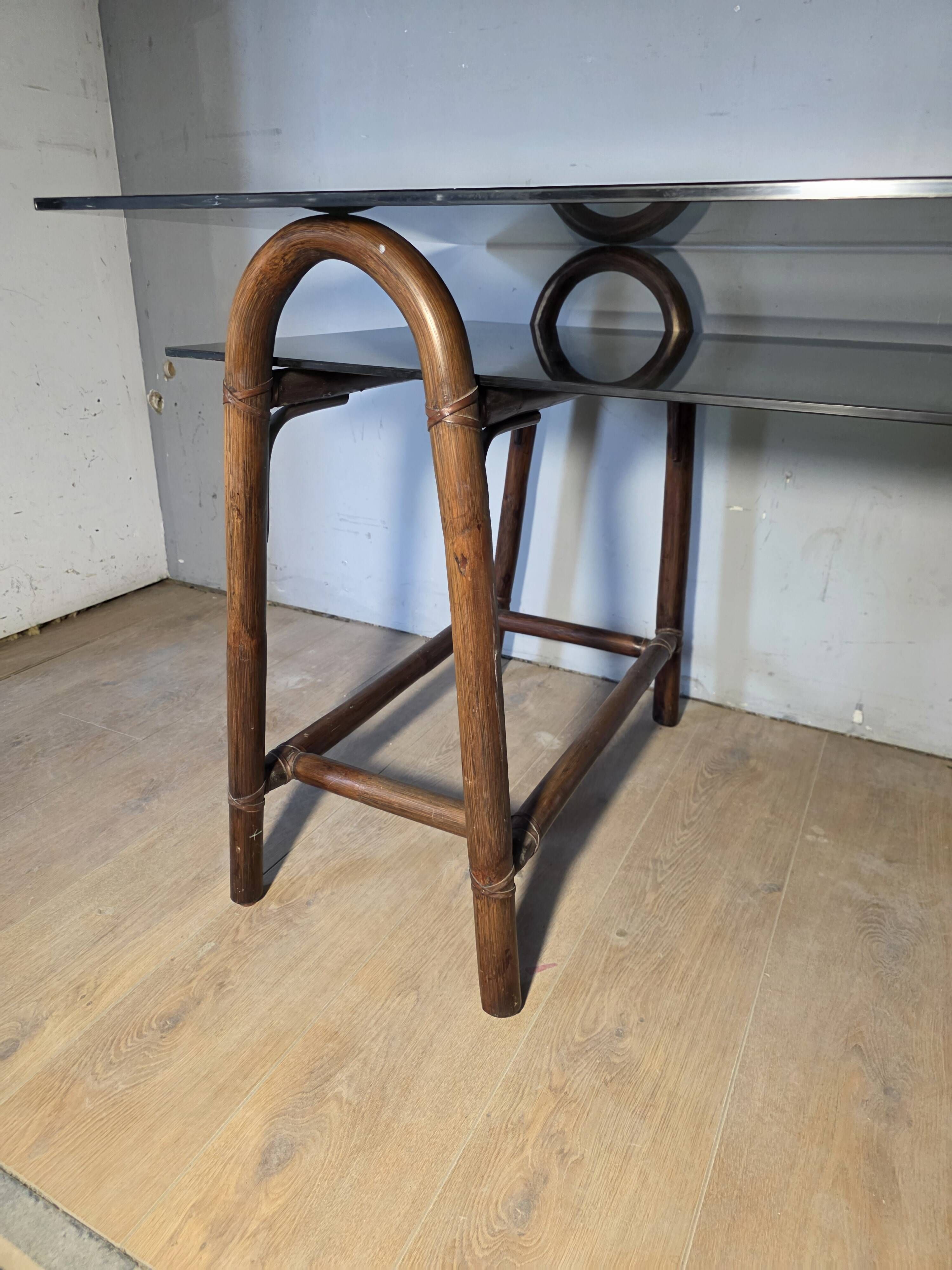 Bureau en rotin double plateau en verre fumé, années 70.